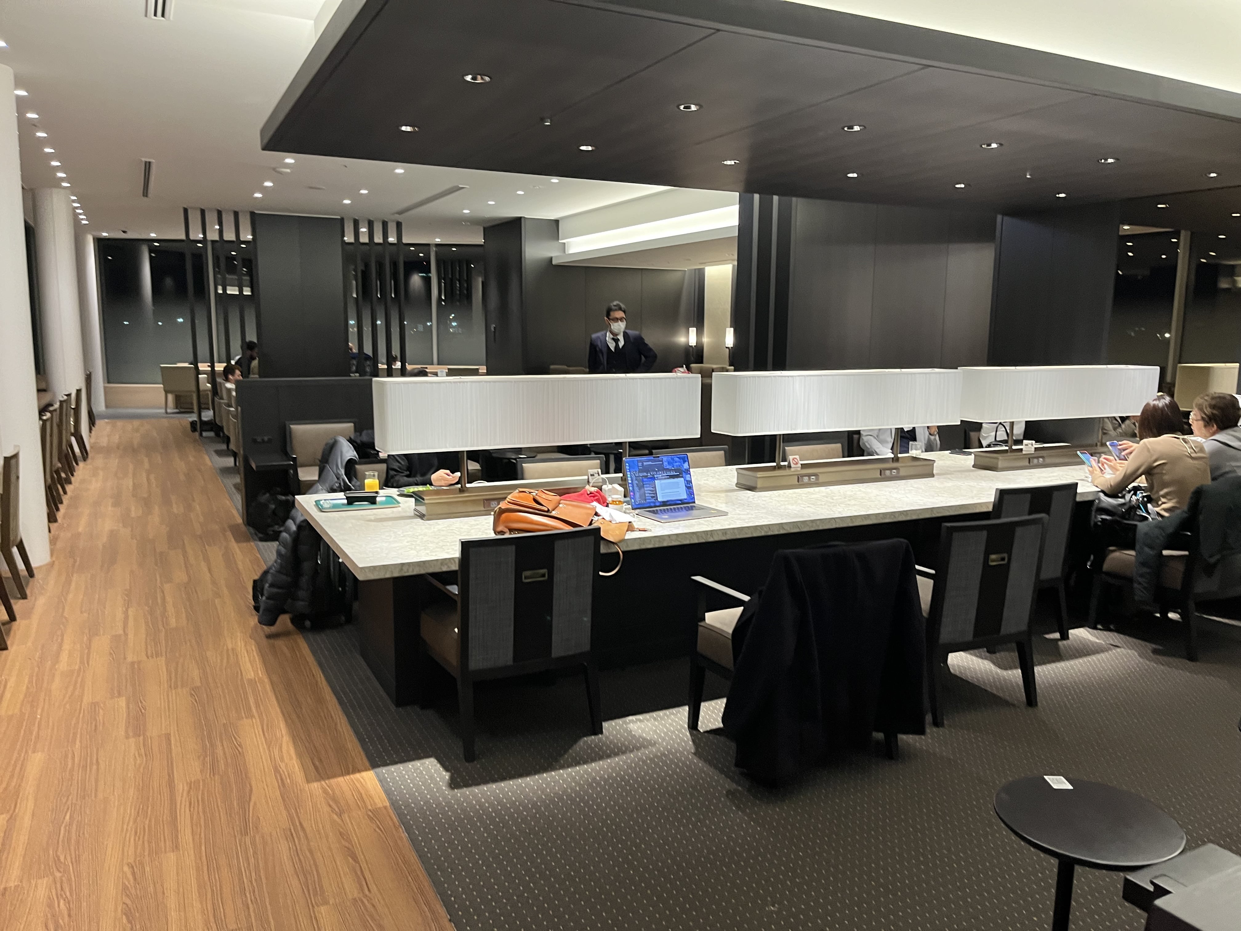 Neil Scrivener reviews the JAL Sakura Lounge (Business Class) in Terminal 3 of Tokyo's Haneda Airport, also available to OneWorld members.