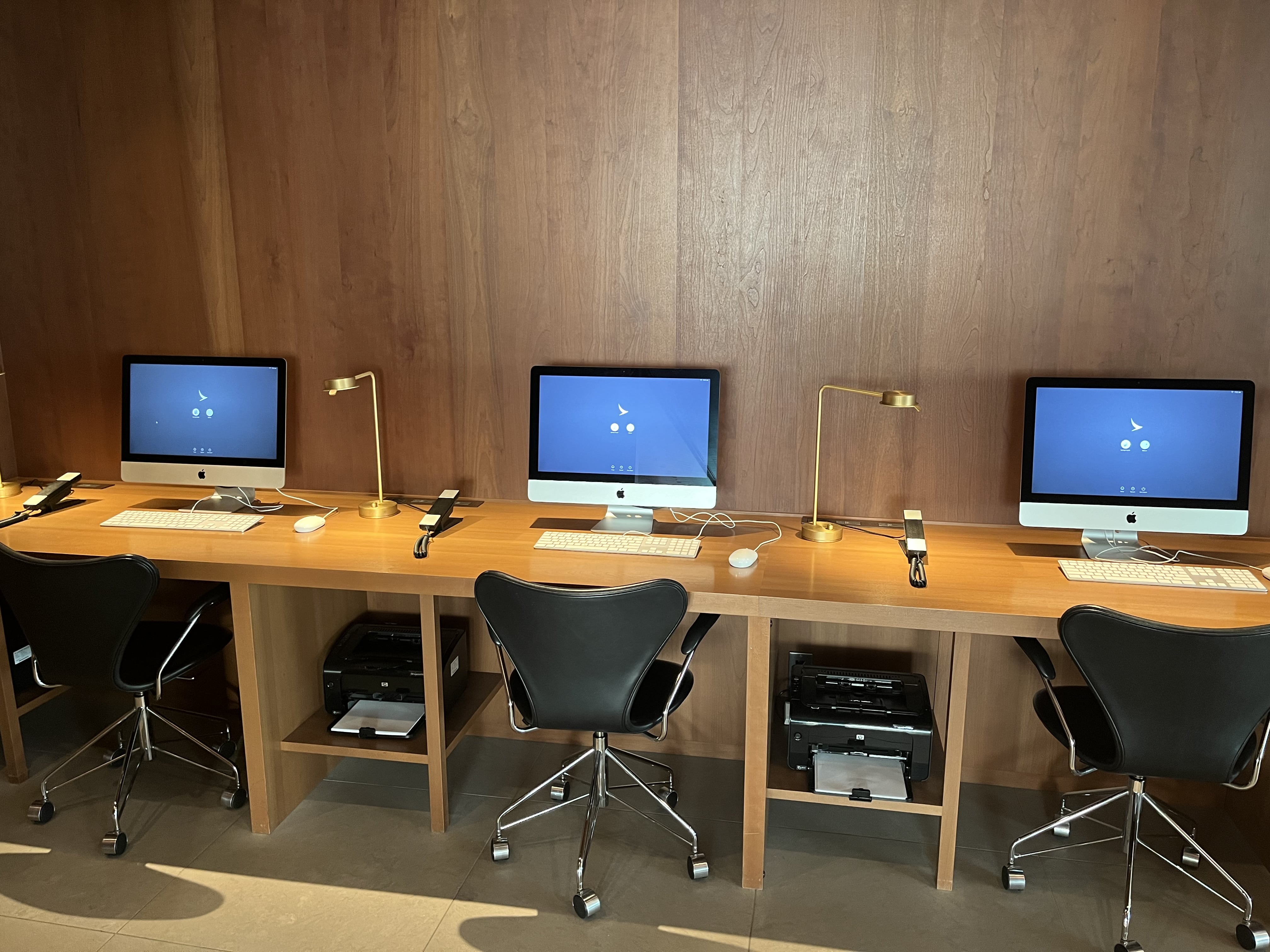 Neil Scrivener reviews the Cathay Pacific Lounge in Terminal 3 of Tokyo's Haneda Airport, available to OneWorld members.