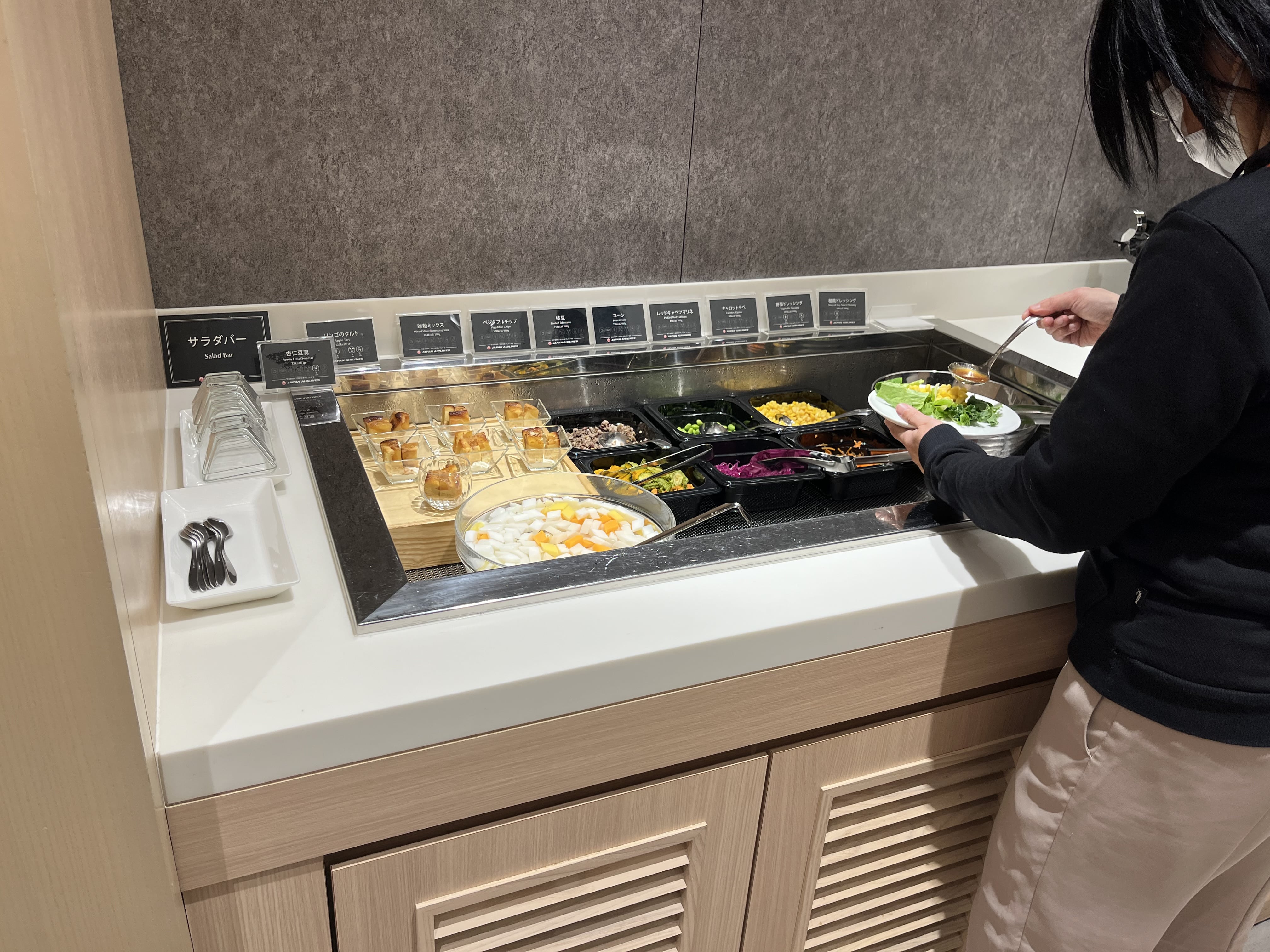 Neil Scrivener reviews the JAL Sakura Lounge (Business Class) in Terminal 3 of Tokyo's Haneda Airport, also available to OneWorld members.