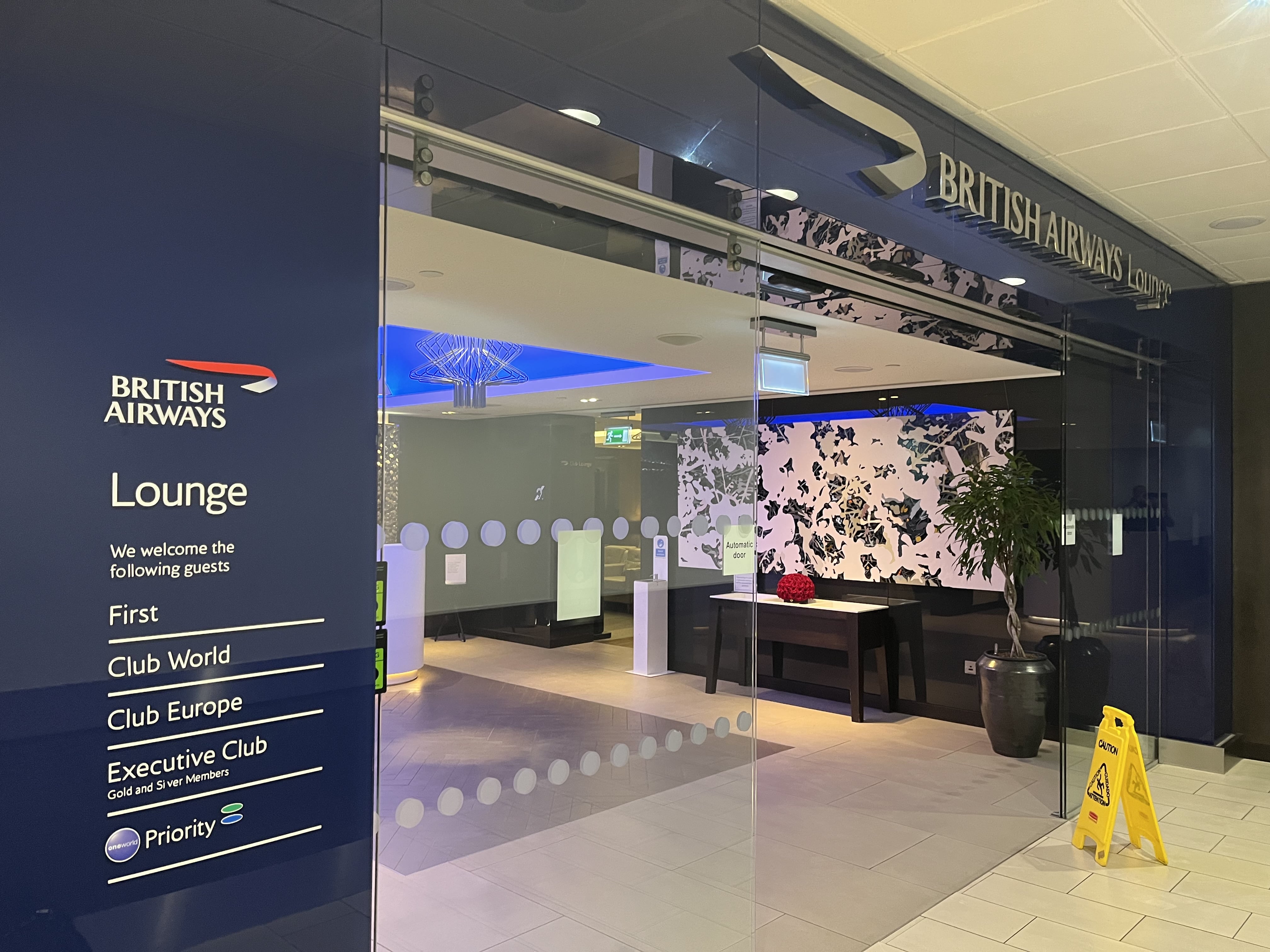 Neil Scrivener reviews the British Airways First and Business Class at Gatwick Airport's South Terminal - available to Club World and OneWorld passengers.
