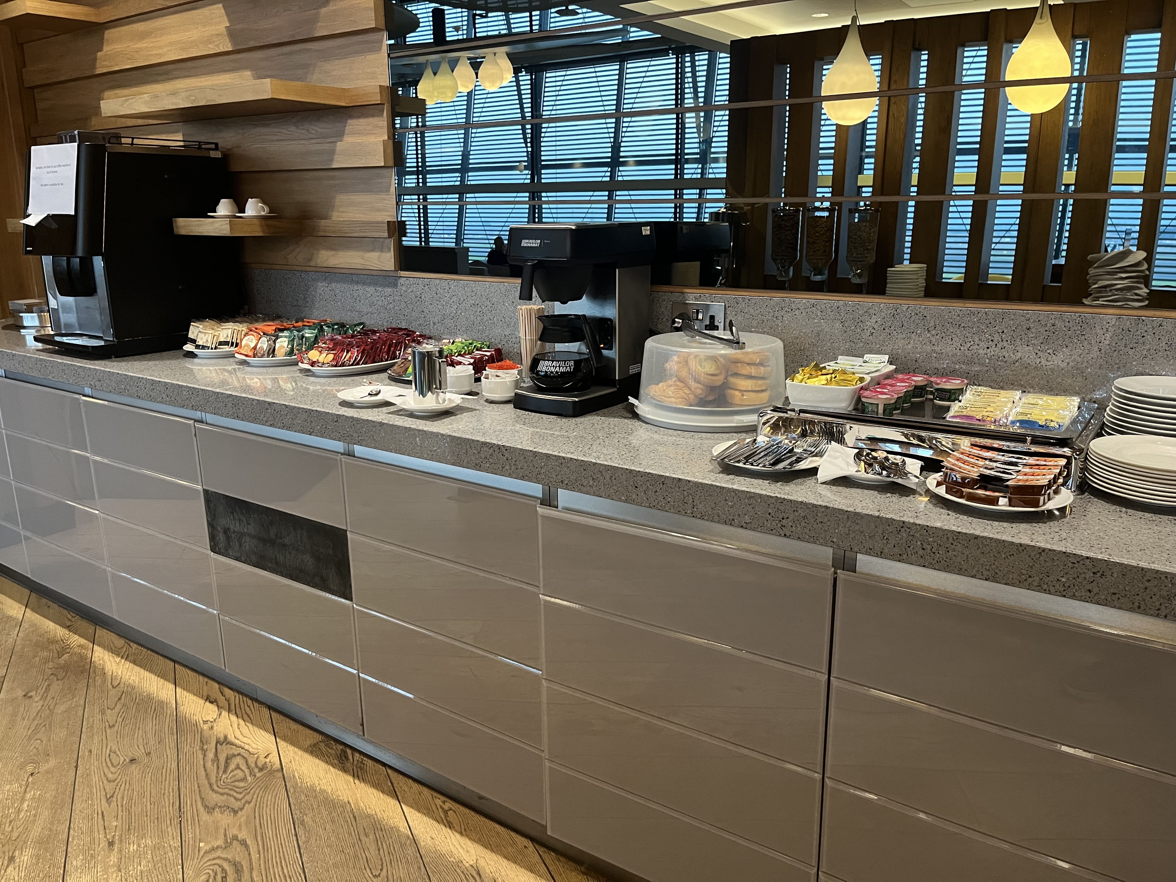 ✈️ Aer Lingus Lounge at Heathrow Terminal 2 – A hidden gem or just another airline lounge? 🛋️ With comfortable seating, a variety of food options, and a relaxed atmosphere, this lounge provides a solid pre-flight experience. 🍽️✨ While it may not be the most extravagant, it offers a decent place to unwind. Does it stand out, or is it just another stop? ✨