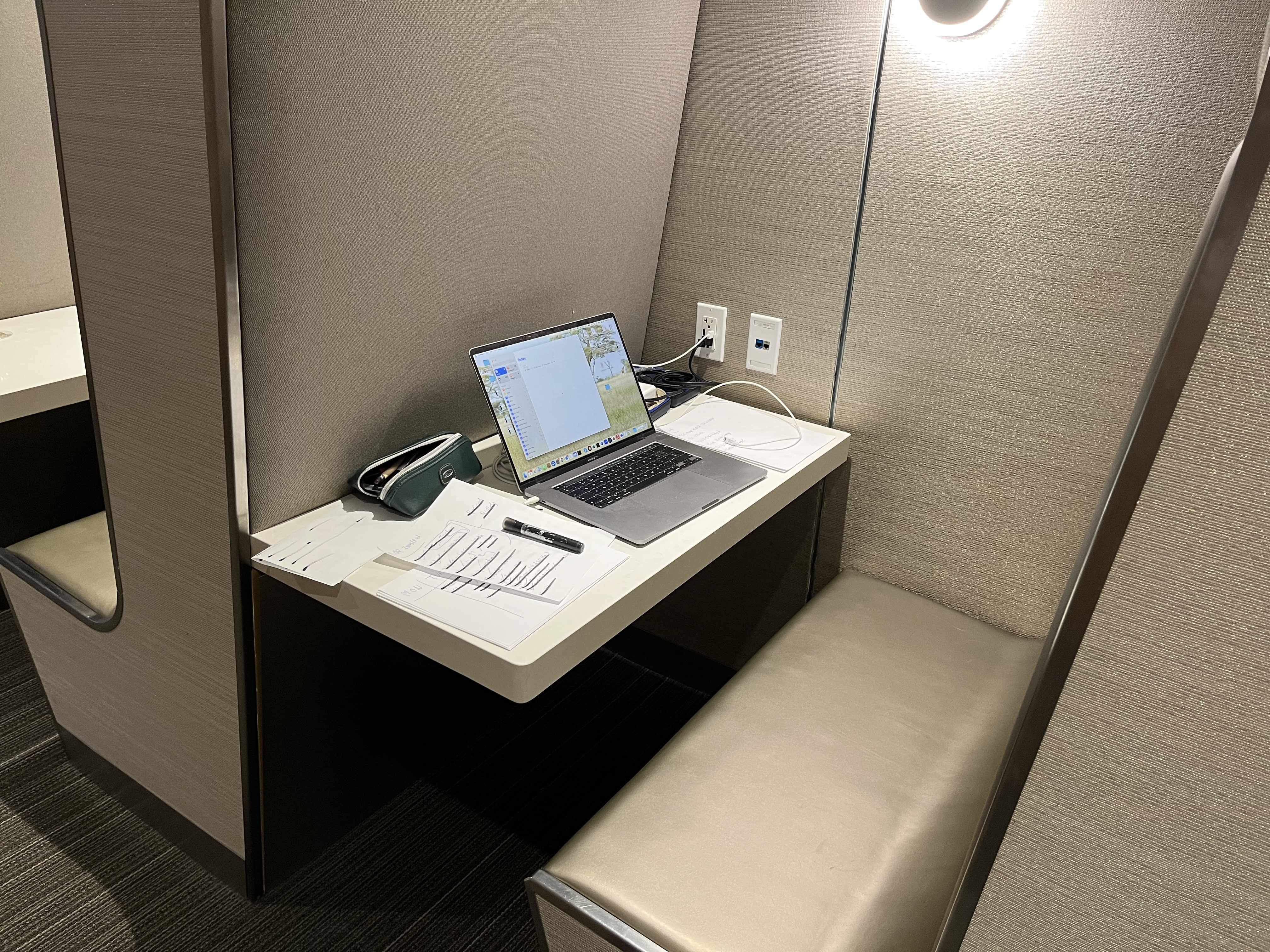 Neil Scrivener reviews The Greenwich Lounge in JFK's Terminal 8 (New York), available to those traveling Business Class.