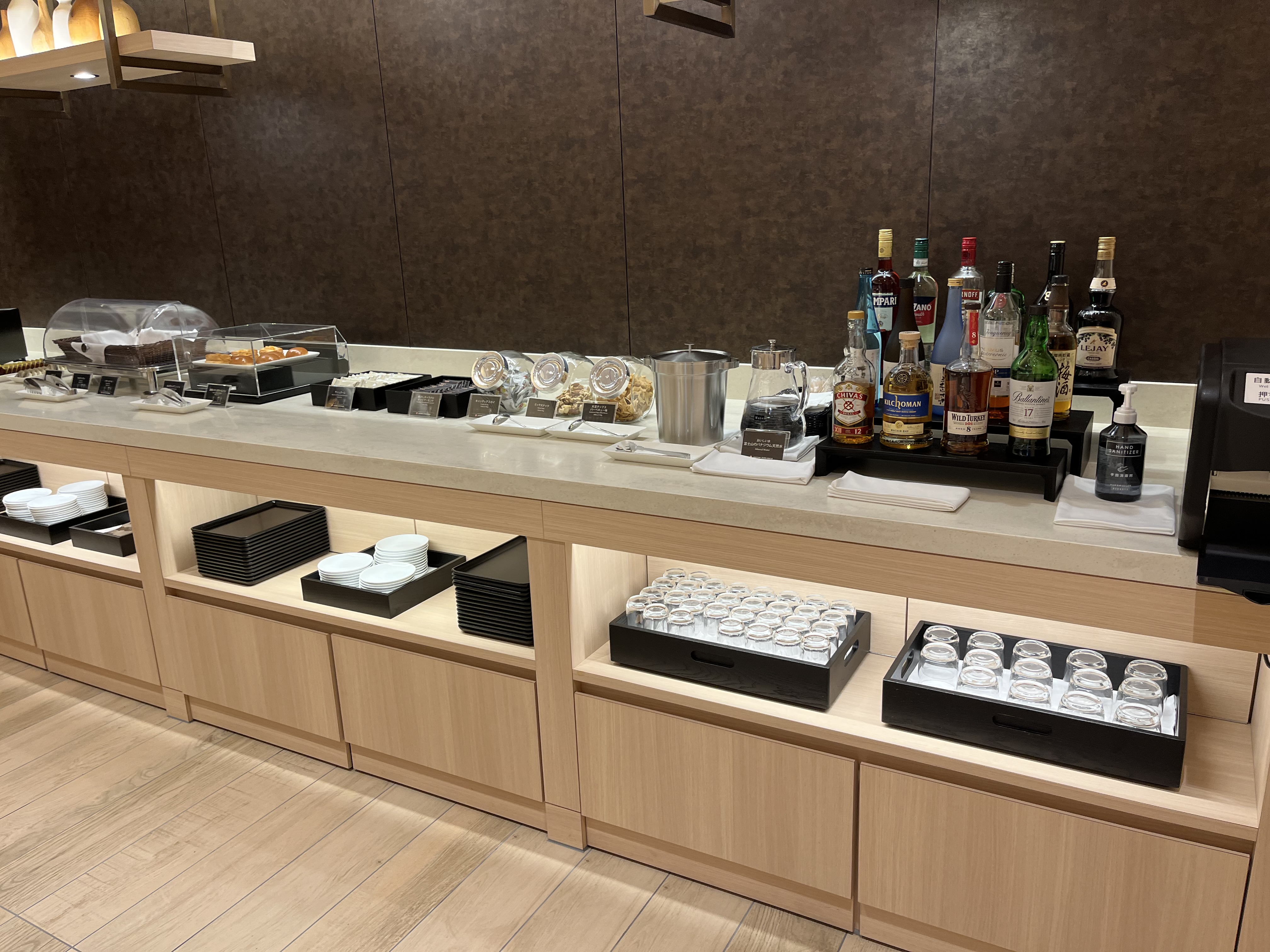 Neil Scrivener reviews the JAL First Lounge in Terminal 3 of Haneda's Tokyo Airport.