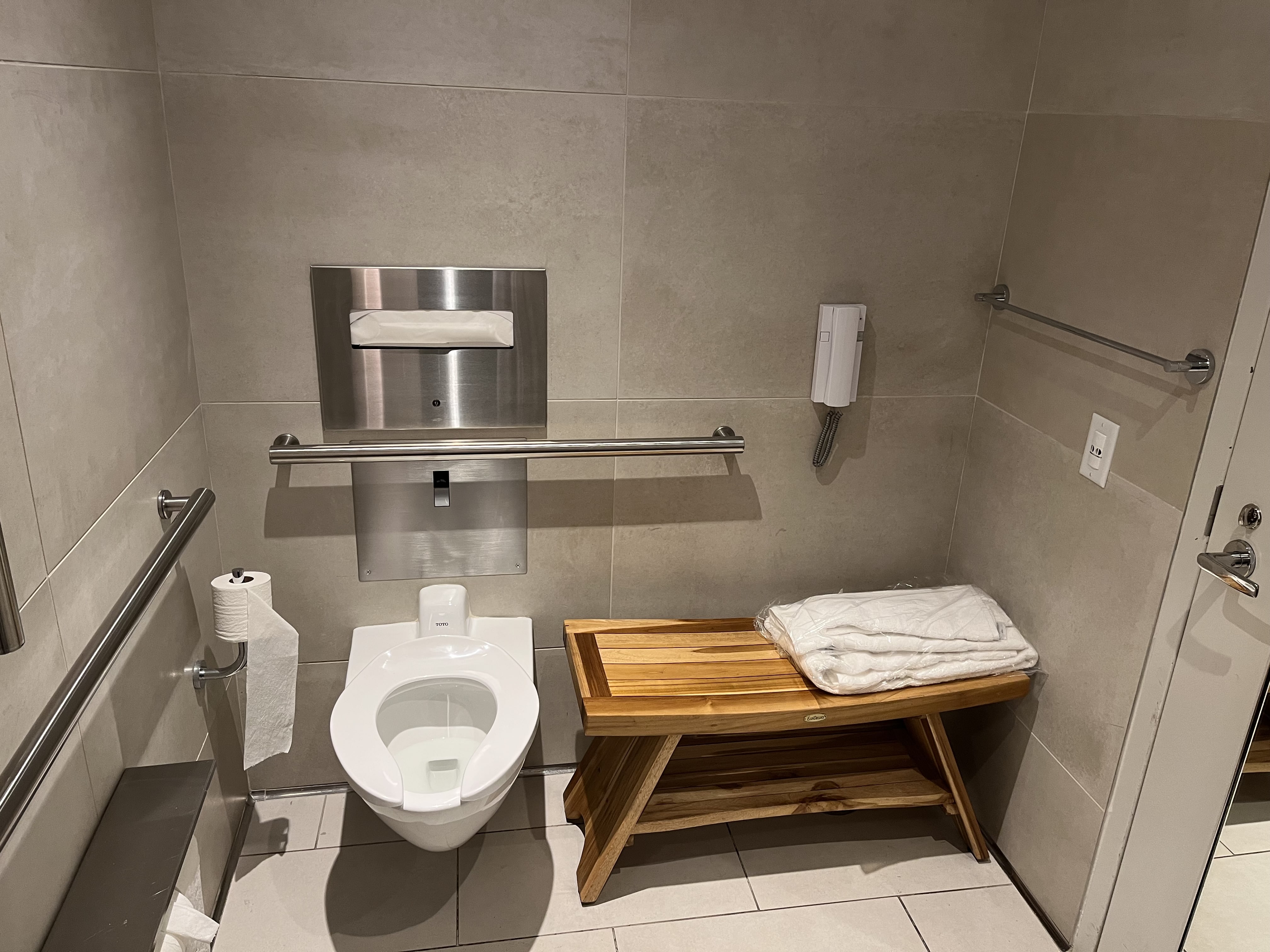 Neil Scrivener reviews the American Airlines/British Airways Soho Lounge in JFK's Terminal 8 - New York John F Kennedy Airport.