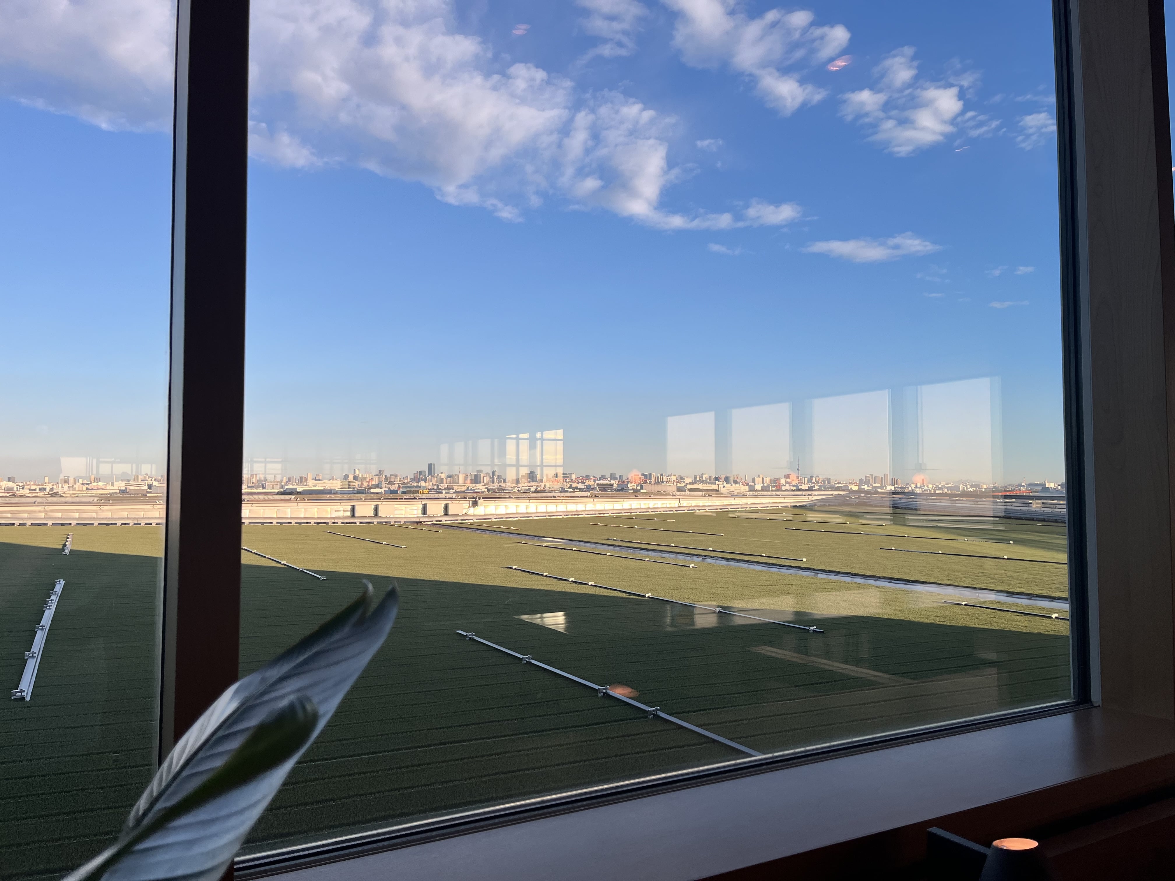 Neil Scrivener reviews the Cathay Pacific Lounge in Terminal 3 of Tokyo's Haneda Airport, available to OneWorld members.