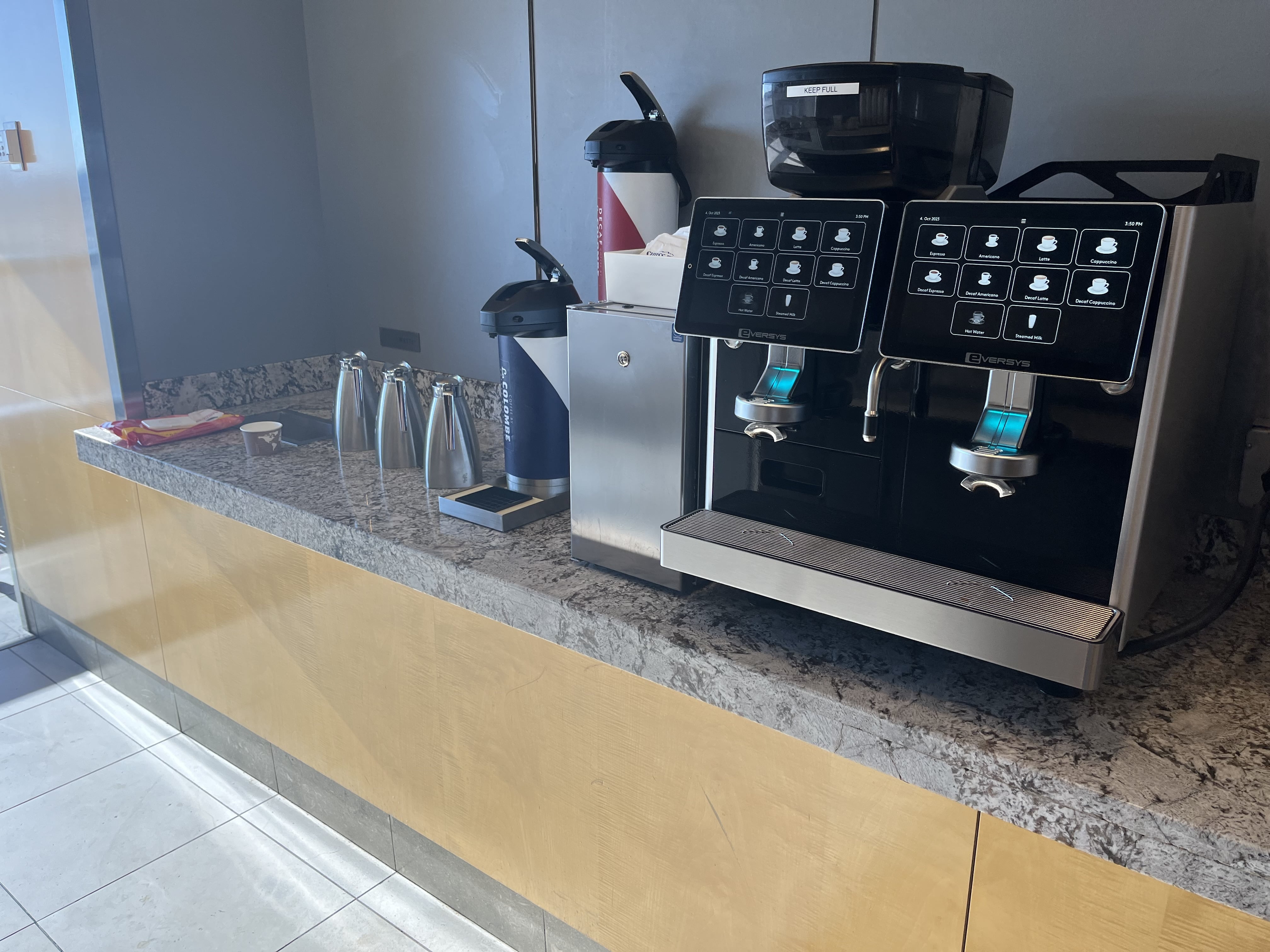 Neil Scrivener reviews the American Airlines Admirals Club JFK's Terminal 8. John F Kennedy Airport, New York - open to OneWorld members.