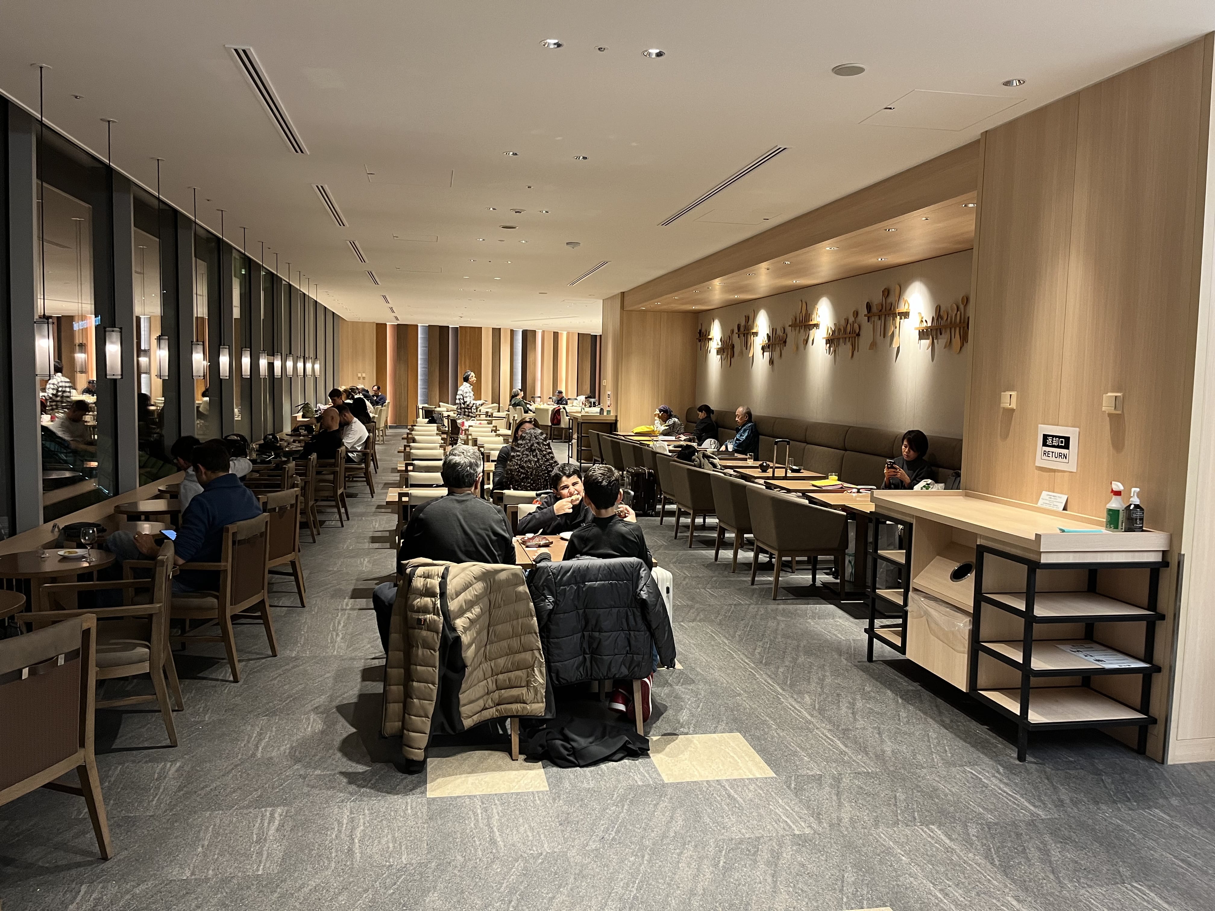 Neil Scrivener reviews the JAL Sakura Lounge (Business Class) in Terminal 3 of Tokyo's Haneda Airport, also available to OneWorld members.
