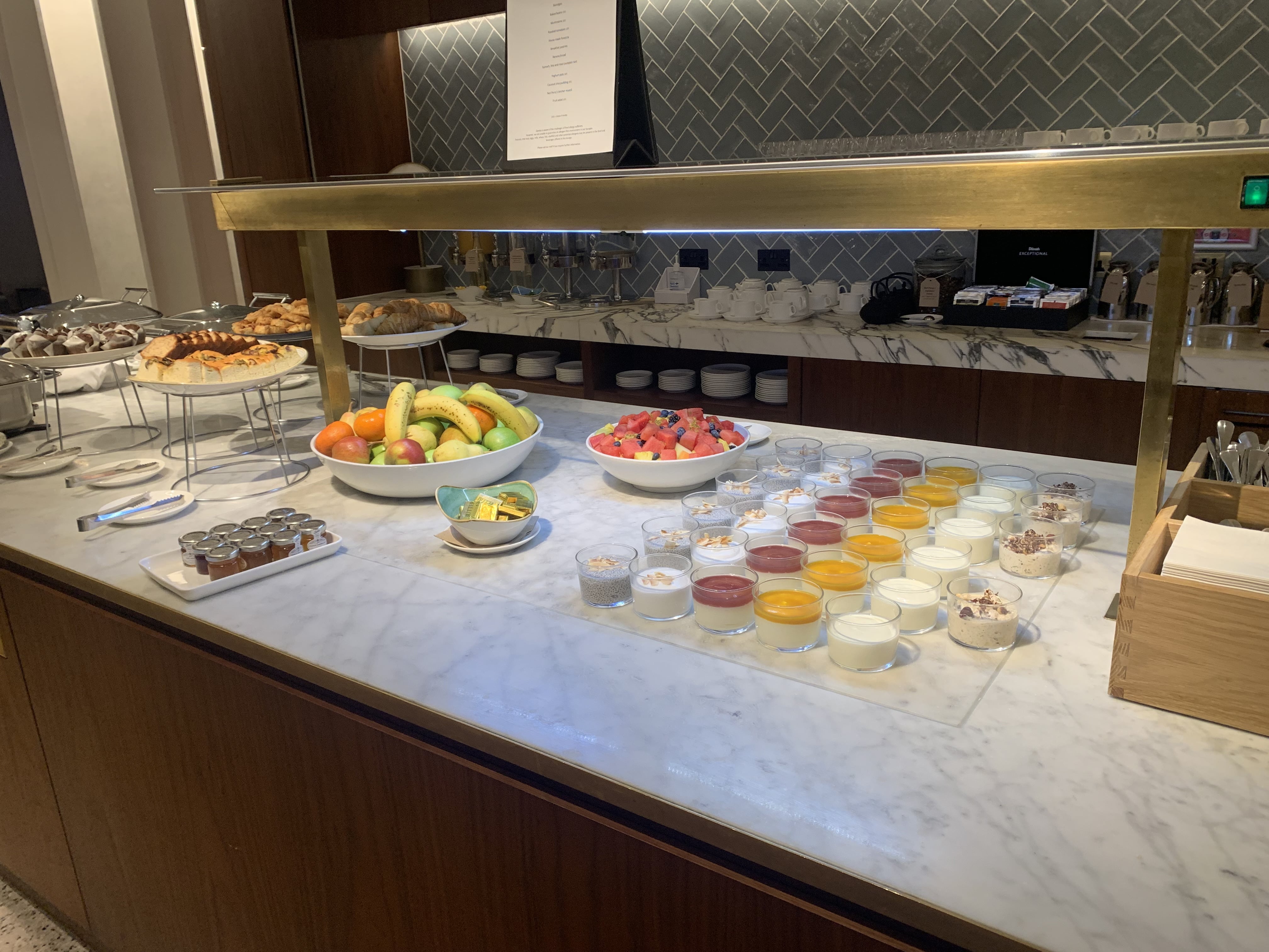 Neil Scrivener reviews the Qantas Lounge Heathrow's Terminal 3, available to Business Class and First Class passengers - and OneWorld Emerald/Sapphire members.
