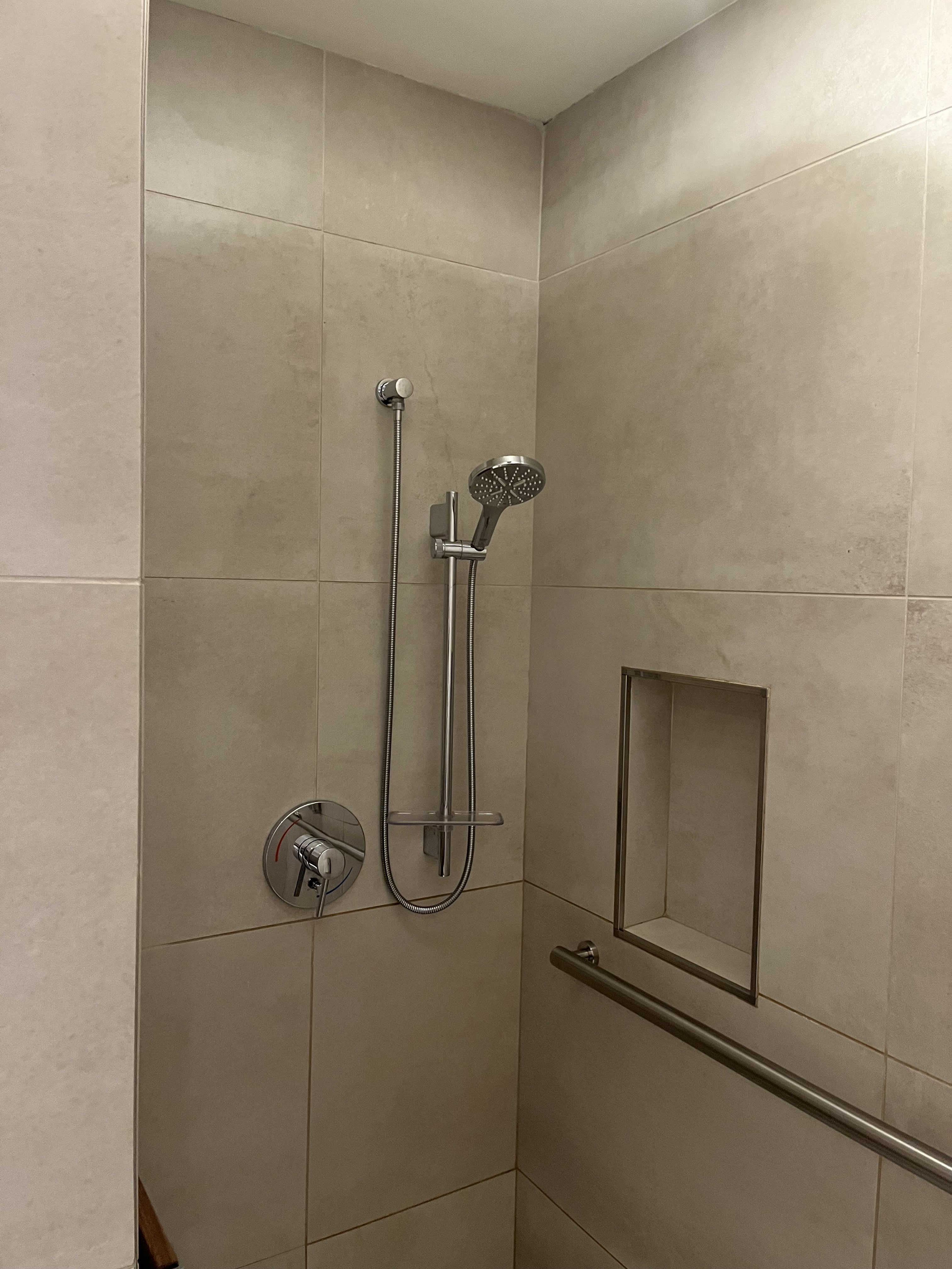 Neil Scrivener reviews the American Airlines/British Airways Soho Lounge in JFK's Terminal 8 - New York John F Kennedy Airport.