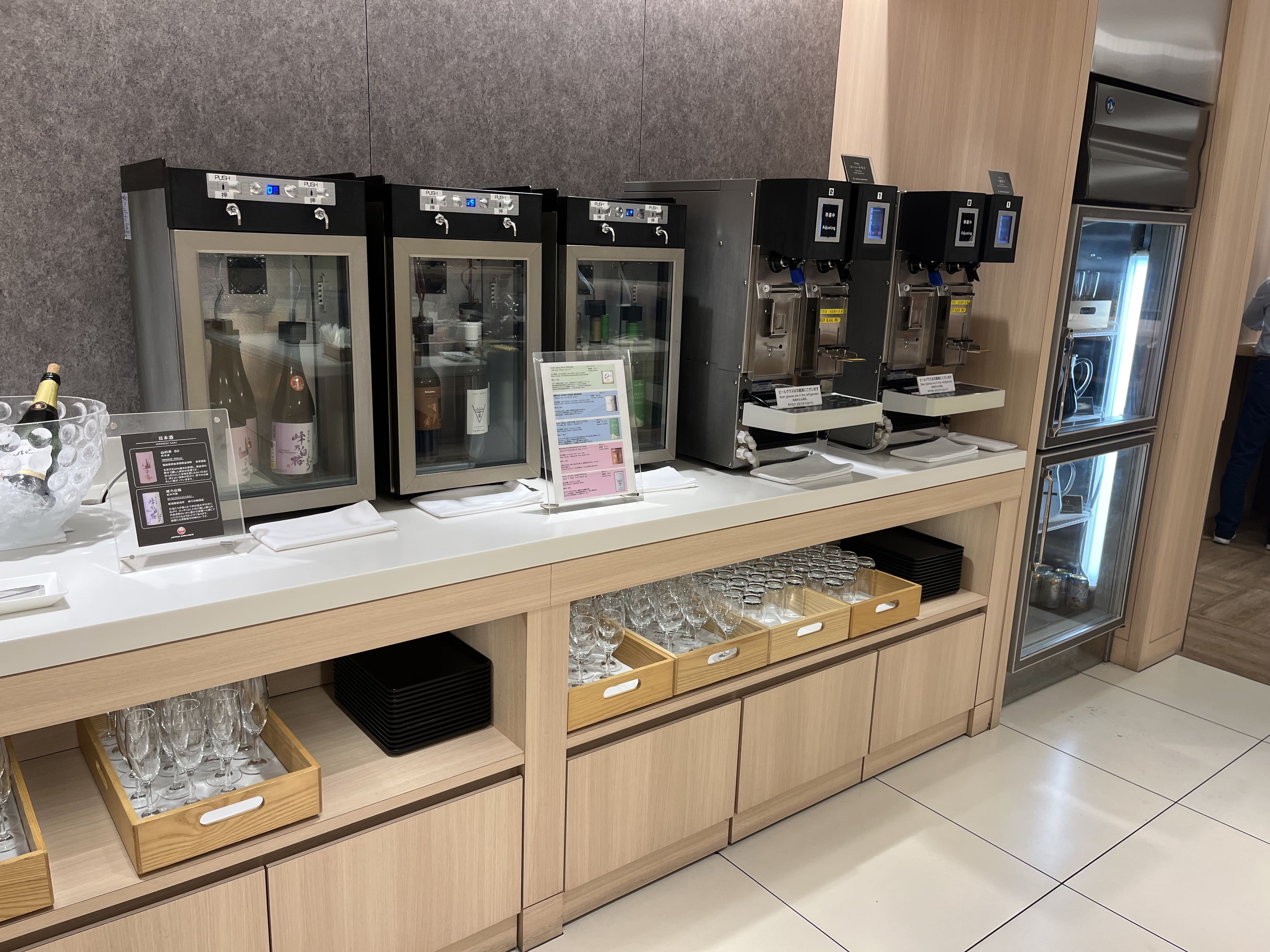 Neil Scrivener reviews the JAL Sakura Sky View Lounge (Business Class) in Terminal 3 of Tokyo's Haneda Airport, also available to OneWorld members.