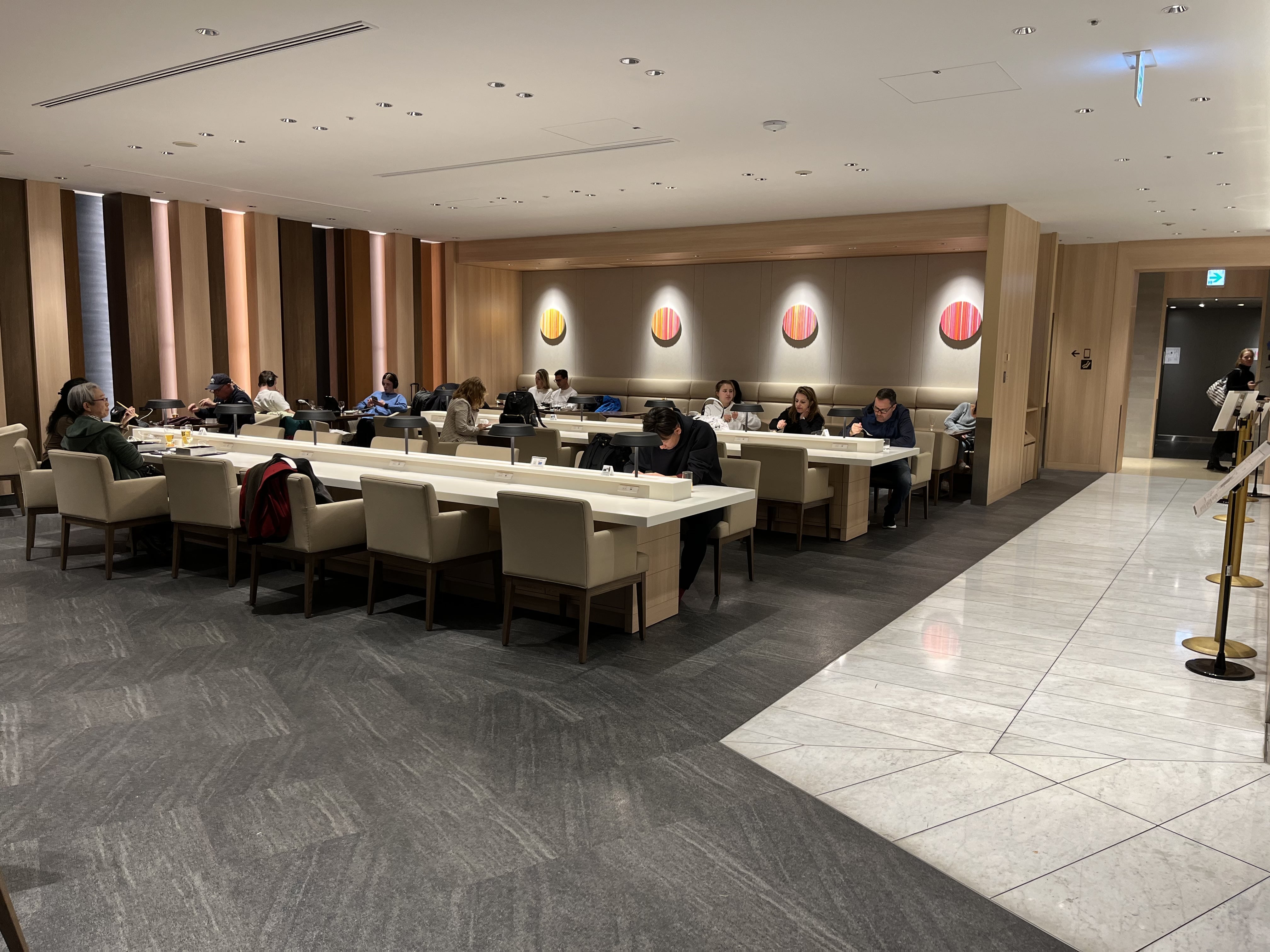 Neil Scrivener reviews the JAL Sakura Lounge (Business Class) in Terminal 3 of Tokyo's Haneda Airport, also available to OneWorld members.