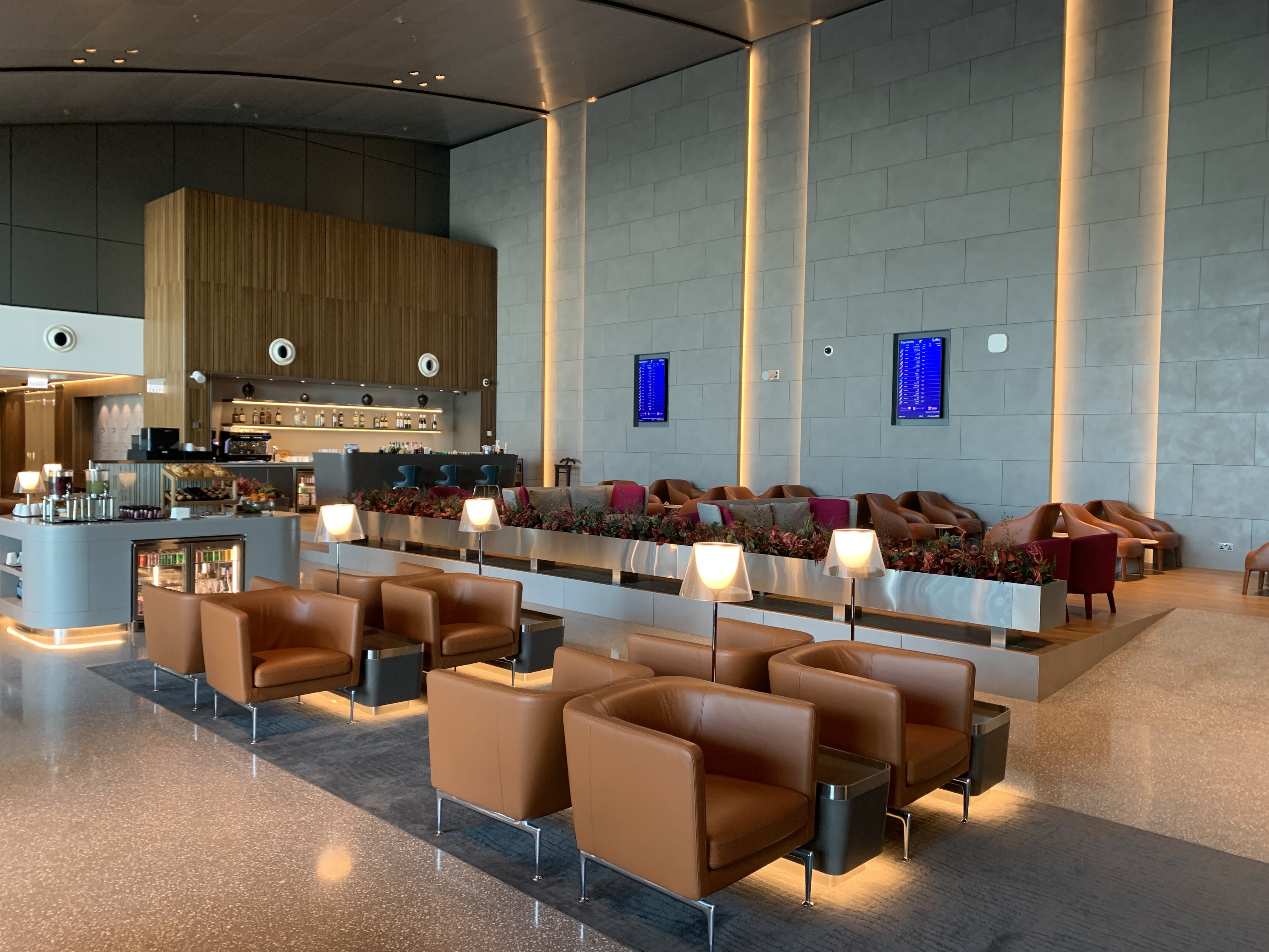 Neil Scrivener reviews the Qatar Airways Platinum Lounge in Doha's Hamad International Airport (DOH), accessed via OneWorld Emerald membership.