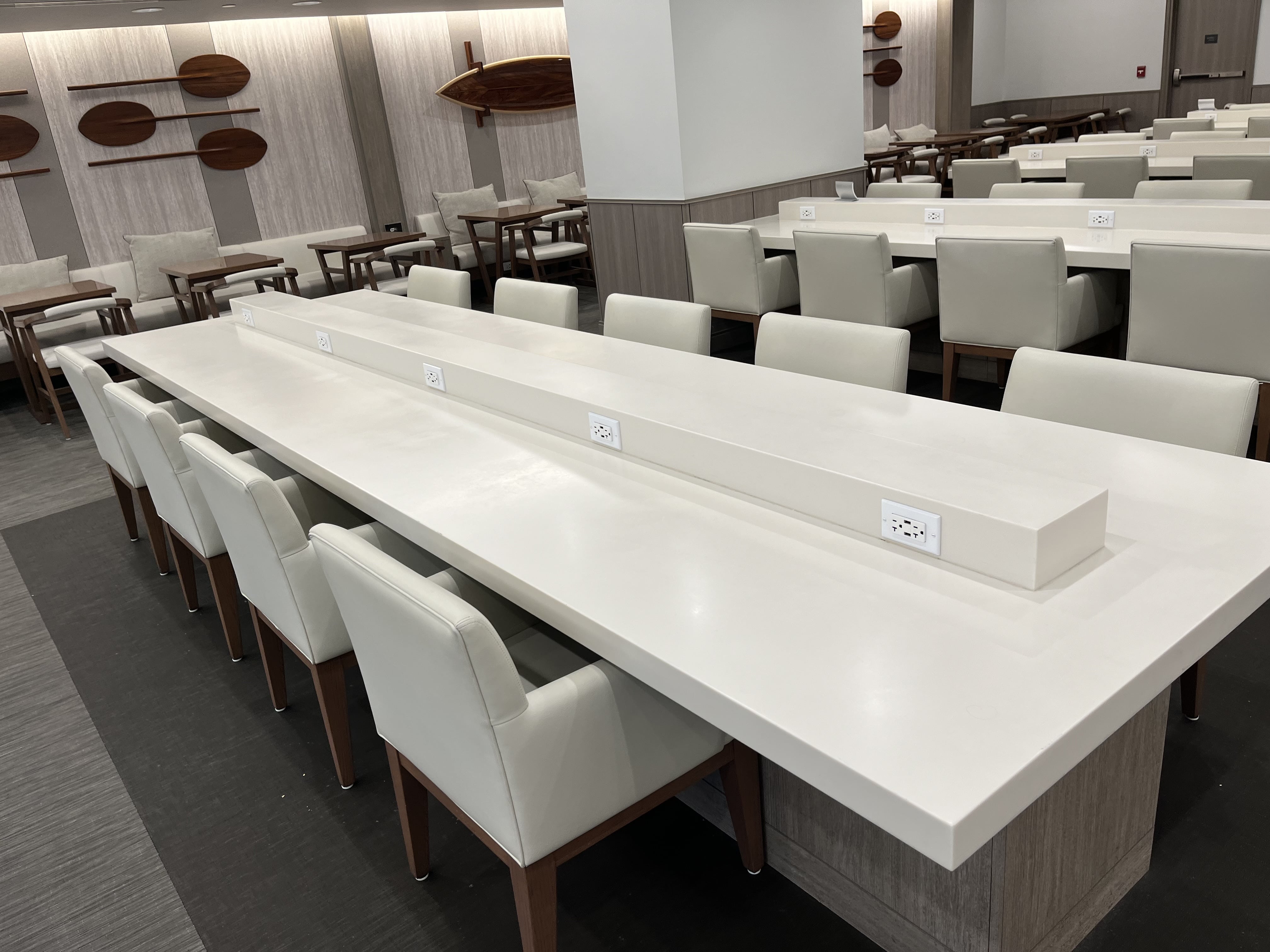 Neil Scrivener reviews the JAL (Japan Airlines) Sakura Lounge in Daniel K. Inouye International Airport (HNL).