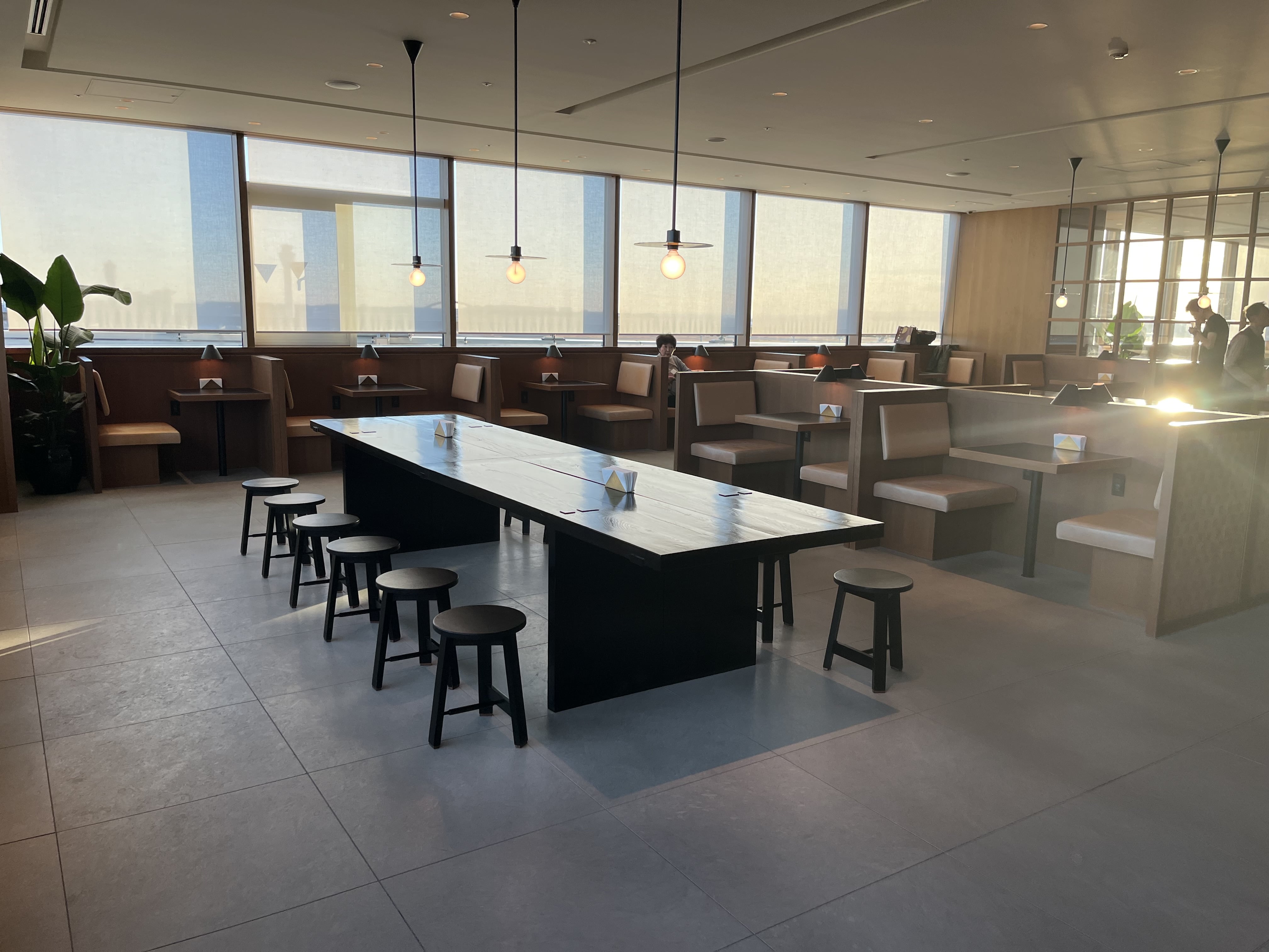 Neil Scrivener reviews the Cathay Pacific Lounge in Terminal 3 of Tokyo's Haneda Airport, available to OneWorld members.