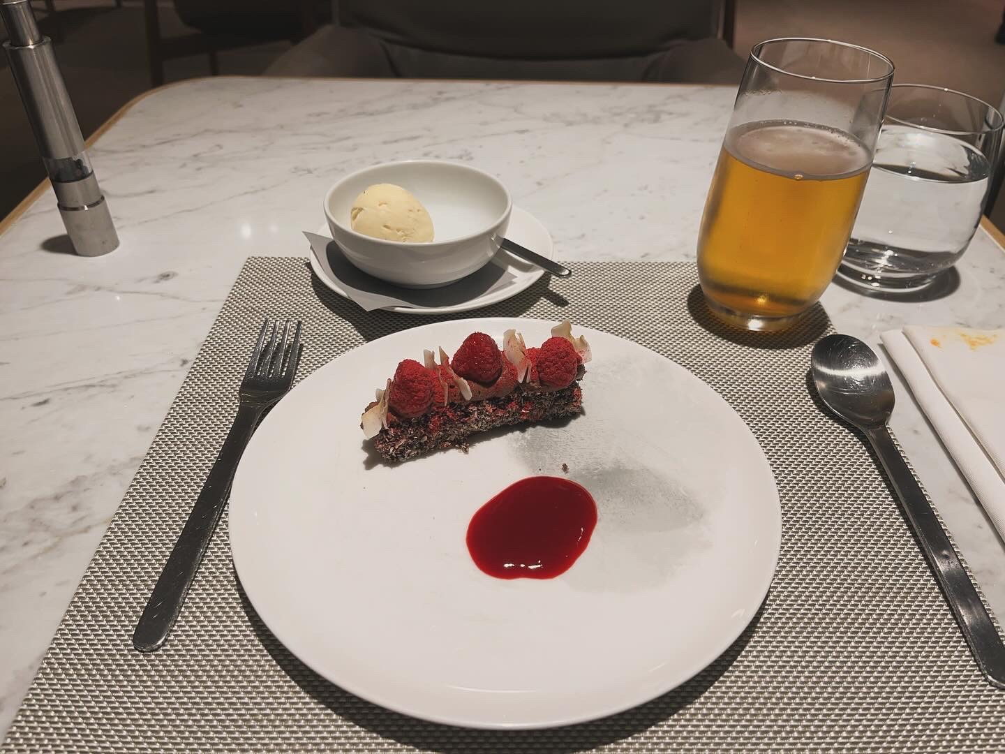 Neil Scrivener reviews the Qantas Airlines First Lounge in Terminal 1 of Singapore's Changi Airport - accessed via OneWorld Emerald status.