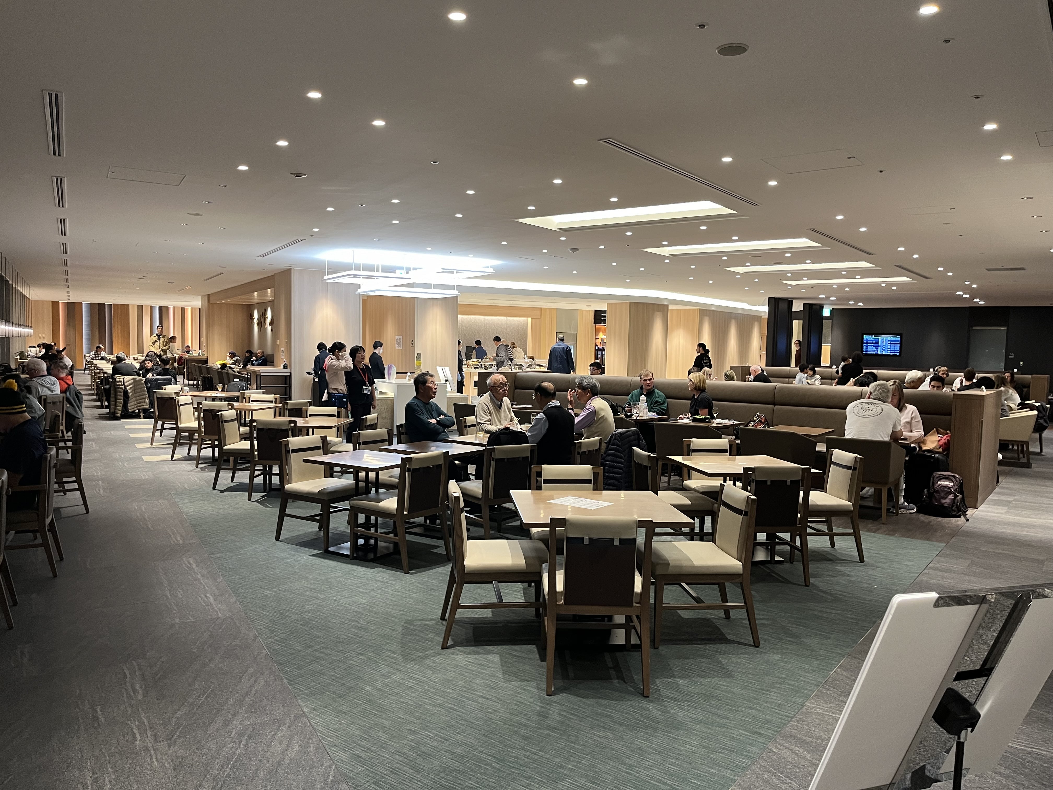 Neil Scrivener reviews the JAL Sakura Lounge (Business Class) in Terminal 3 of Tokyo's Haneda Airport, also available to OneWorld members.