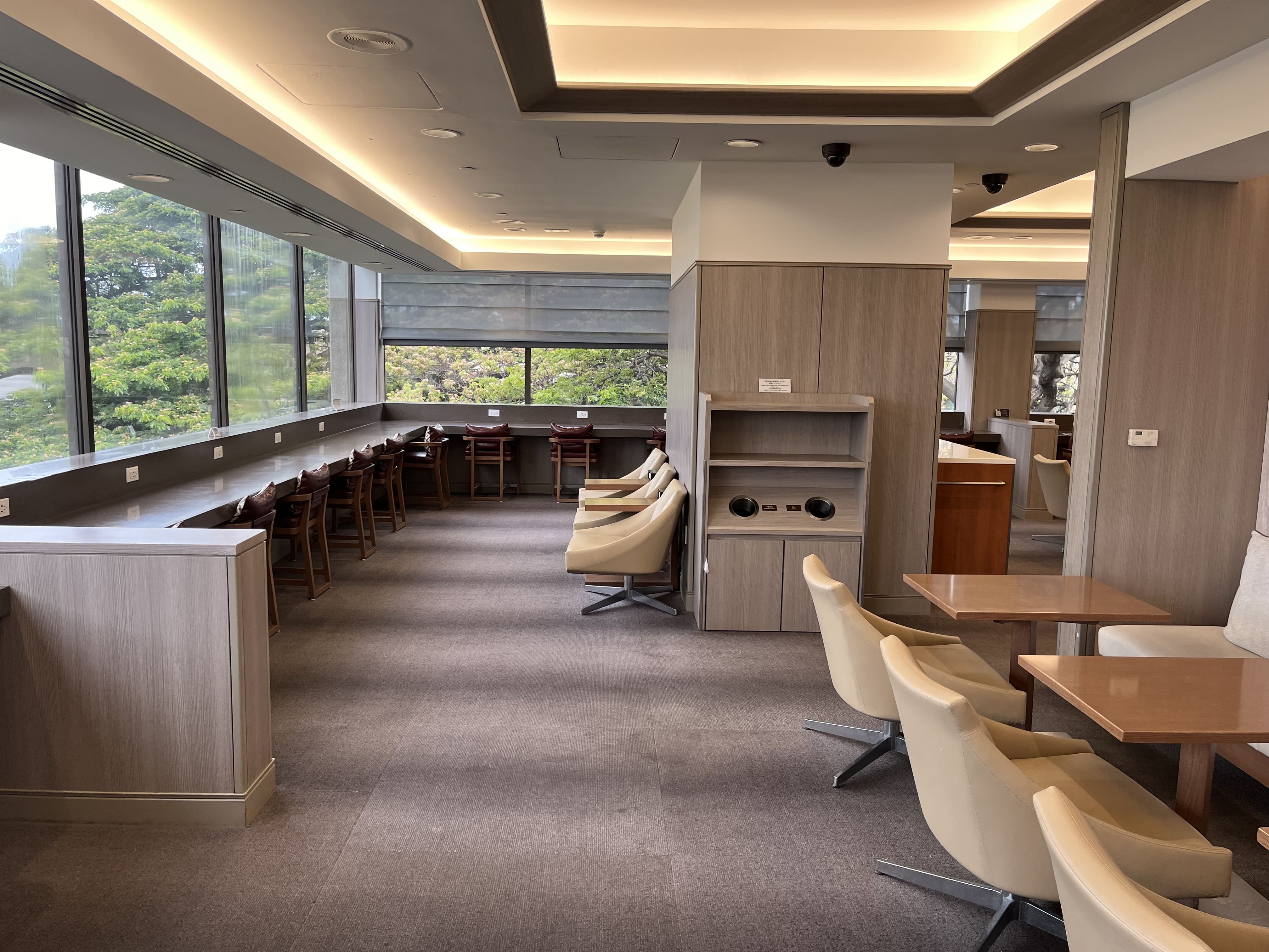 Neil Scrivener reviews the JAL (Japan Airlines) Sakura Lounge in Daniel K. Inouye International Airport (HNL).