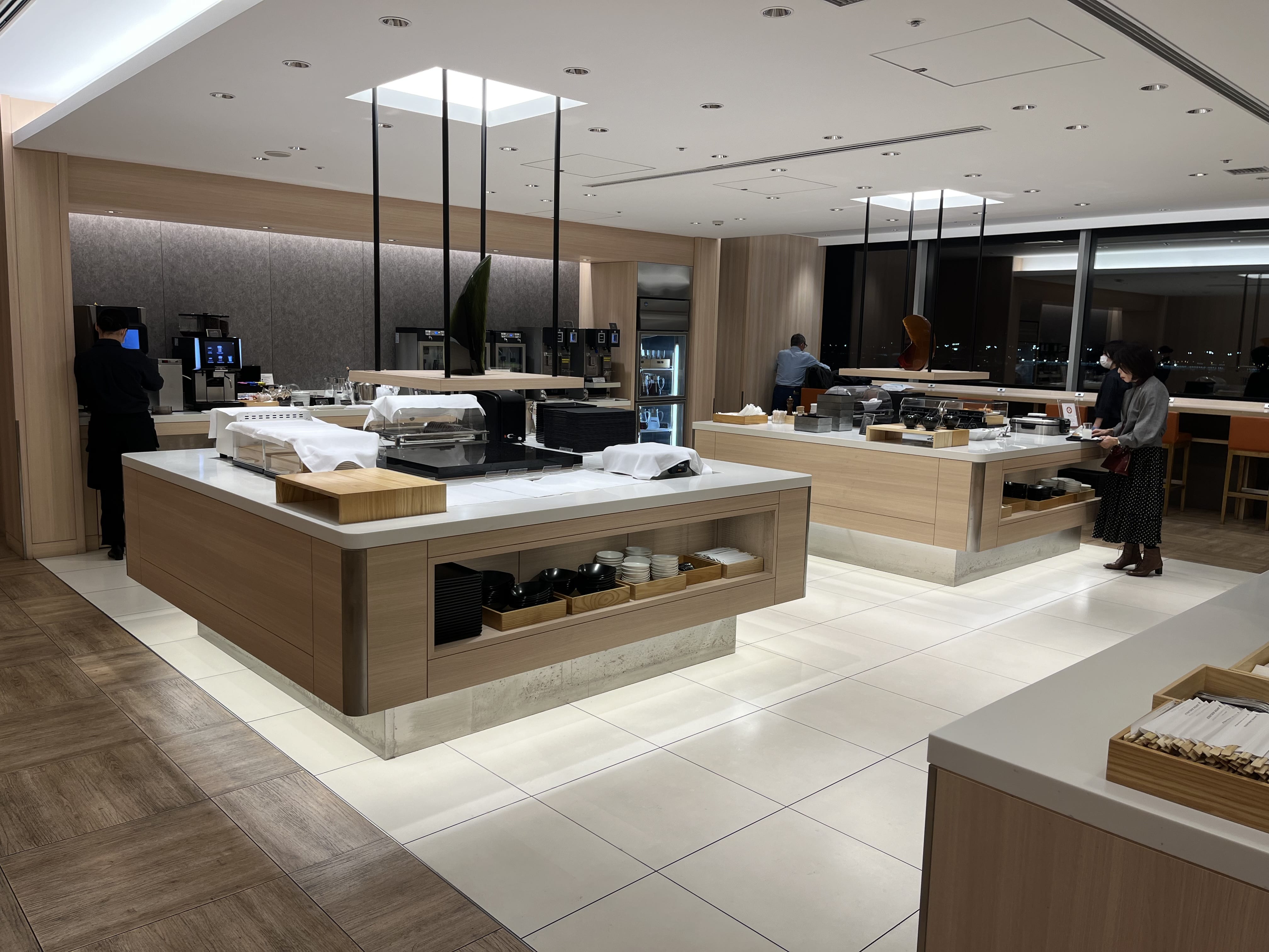 Neil Scrivener reviews the JAL Sakura Sky View Lounge (Business Class) in Terminal 3 of Tokyo's Haneda Airport, also available to OneWorld members.