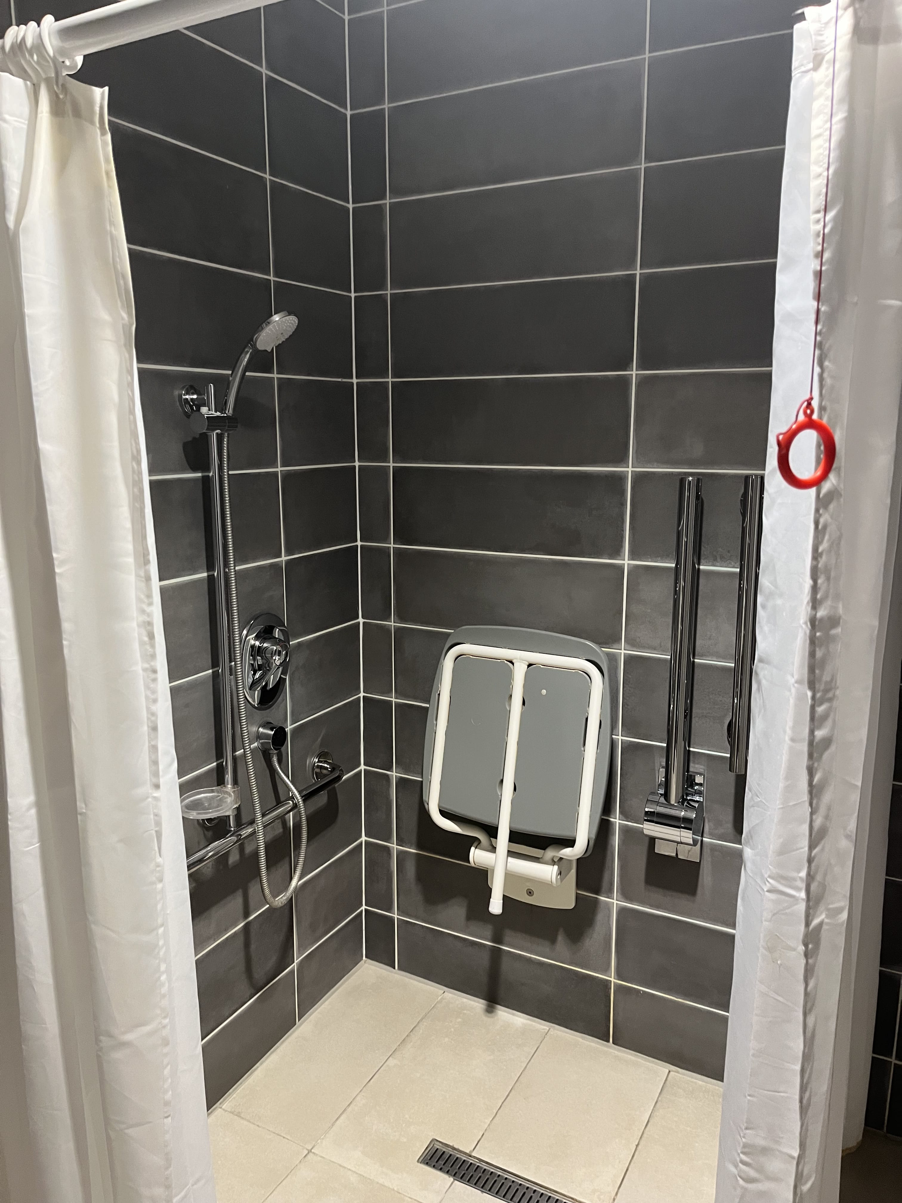 ✈️ Aer Lingus Lounge at Heathrow Terminal 2 – A hidden gem or just another airline lounge? 🛋️ With comfortable seating, a variety of food options, and a relaxed atmosphere, this lounge provides a solid pre-flight experience. 🍽️✨ While it may not be the most extravagant, it offers a decent place to unwind. Does it stand out, or is it just another stop? ✨