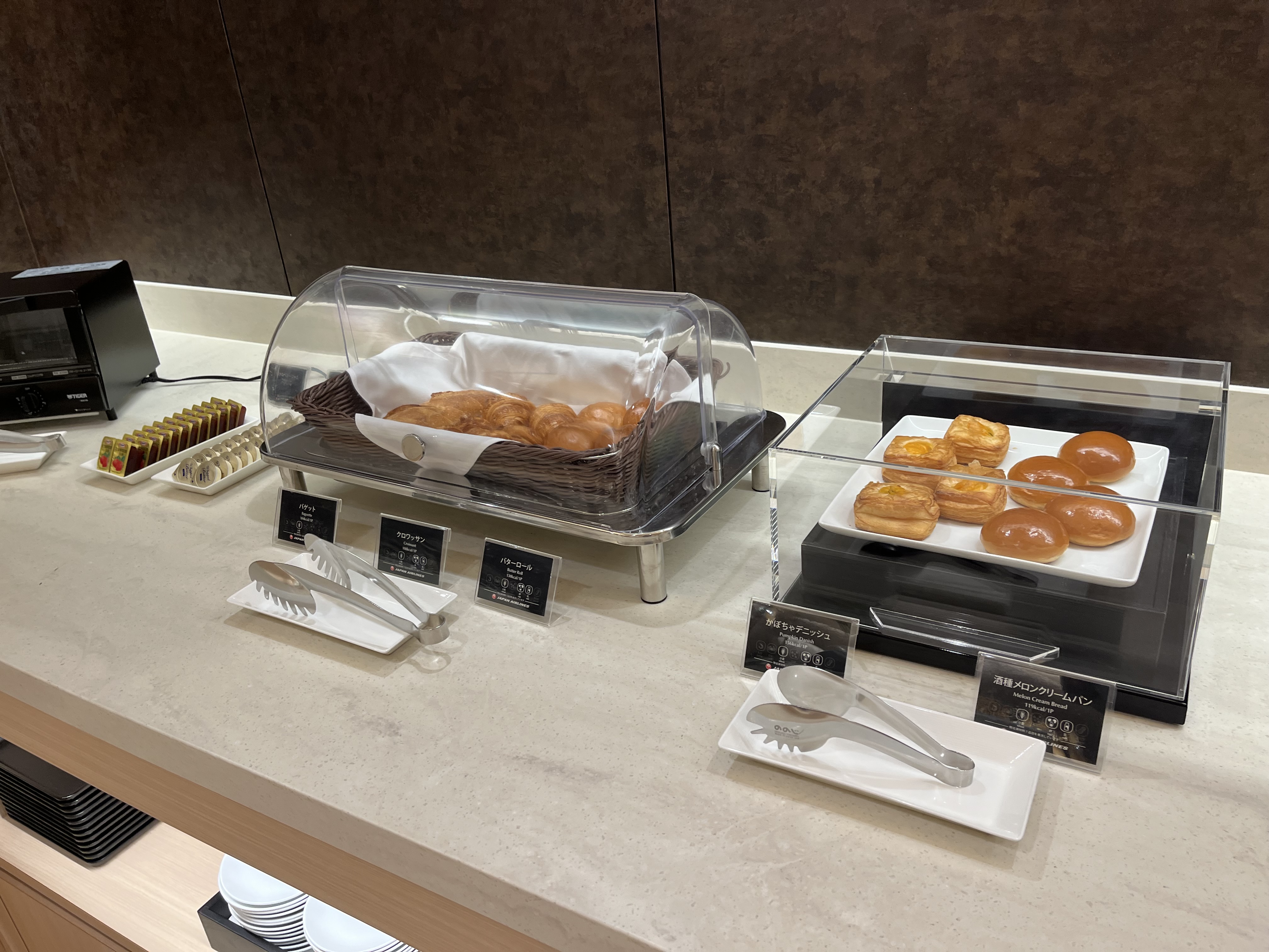Neil Scrivener reviews the JAL First Lounge in Terminal 3 of Haneda's Tokyo Airport.