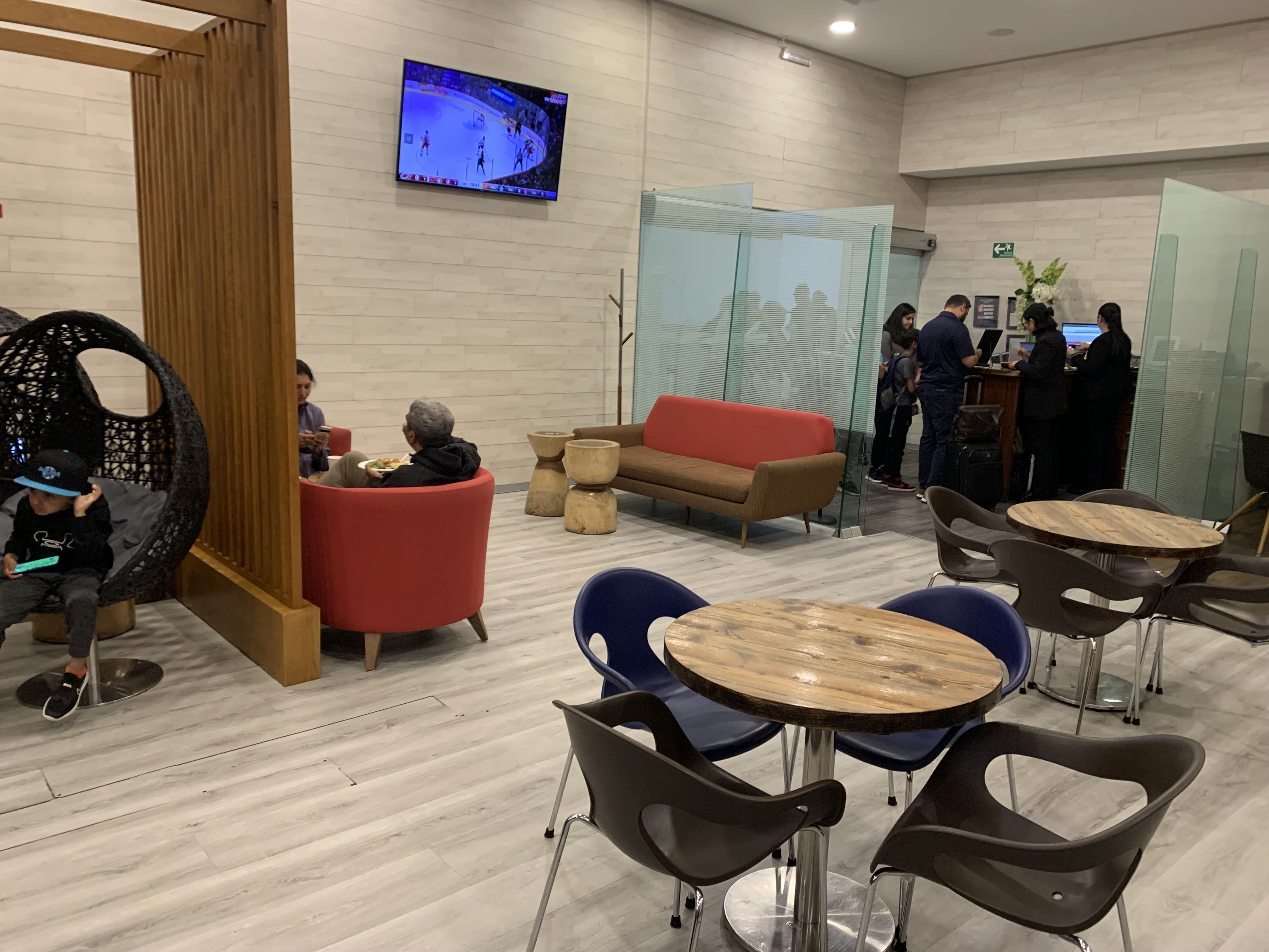 Neil Scrivener reviews the Mera VIP Lounge and Plaza Premium Lounge in Cancun International Airport in Mexico.