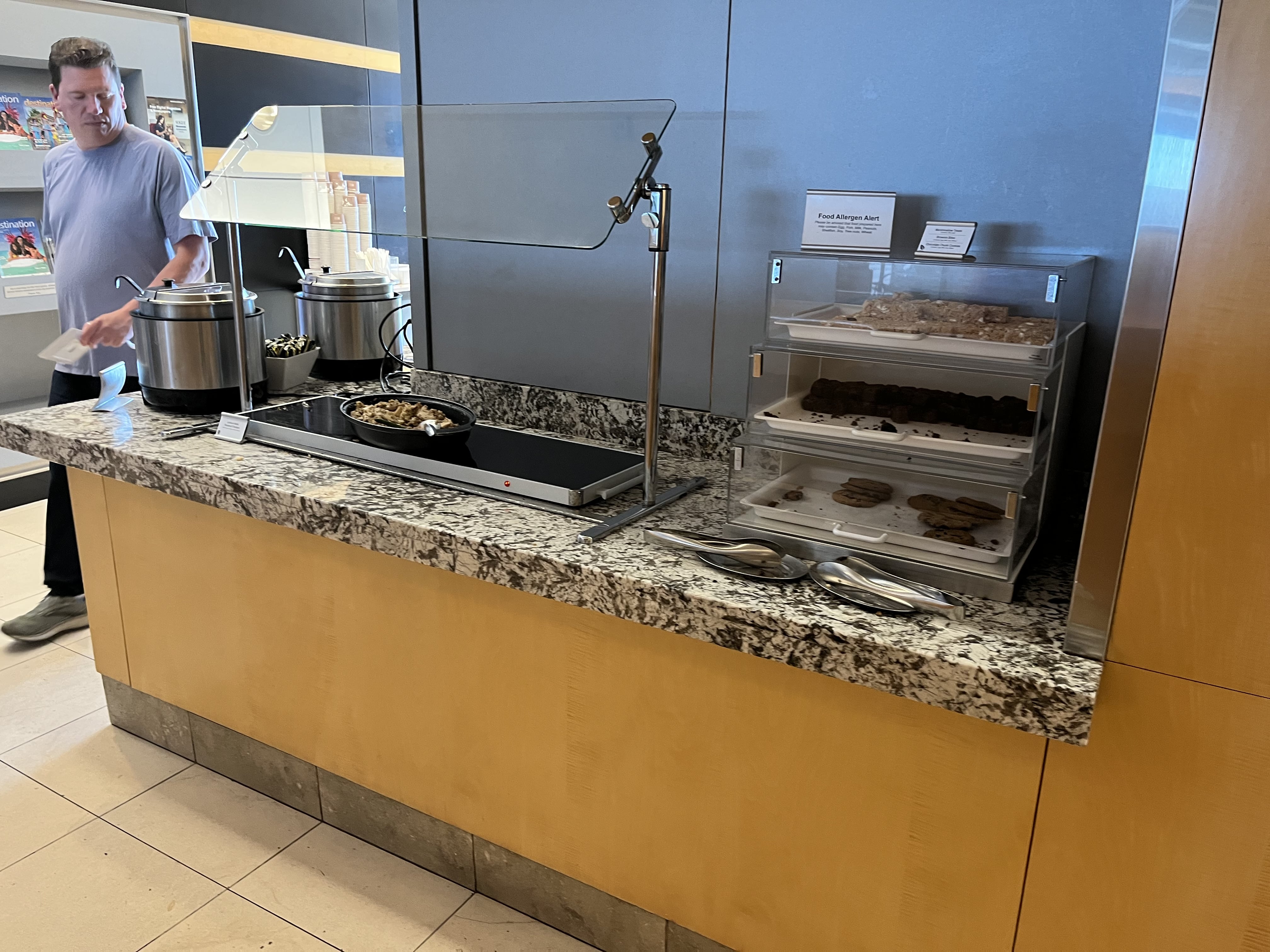 Neil Scrivener reviews the American Airlines Admirals Club JFK's Terminal 8. John F Kennedy Airport, New York - open to OneWorld members.