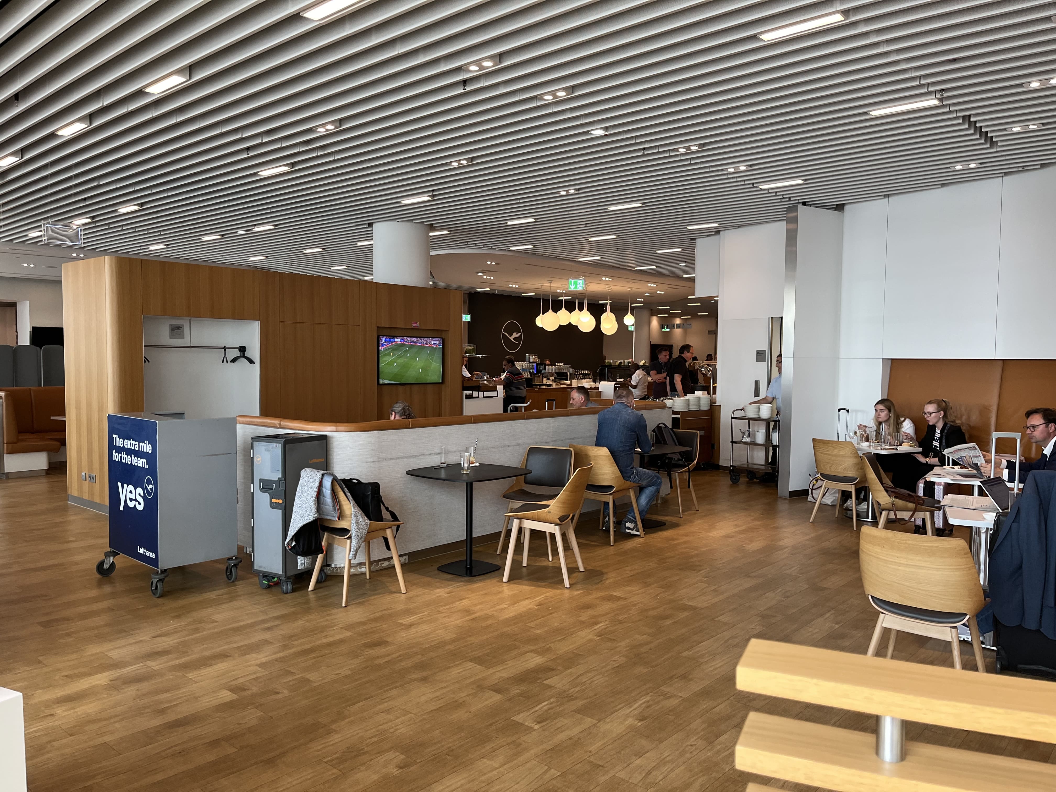 Neil Scrivener reviews the Lufthansa Lounge by Gate A13 in Frankfurt's Airport (FRA), for Star Alliance Members and those flying Business Class.