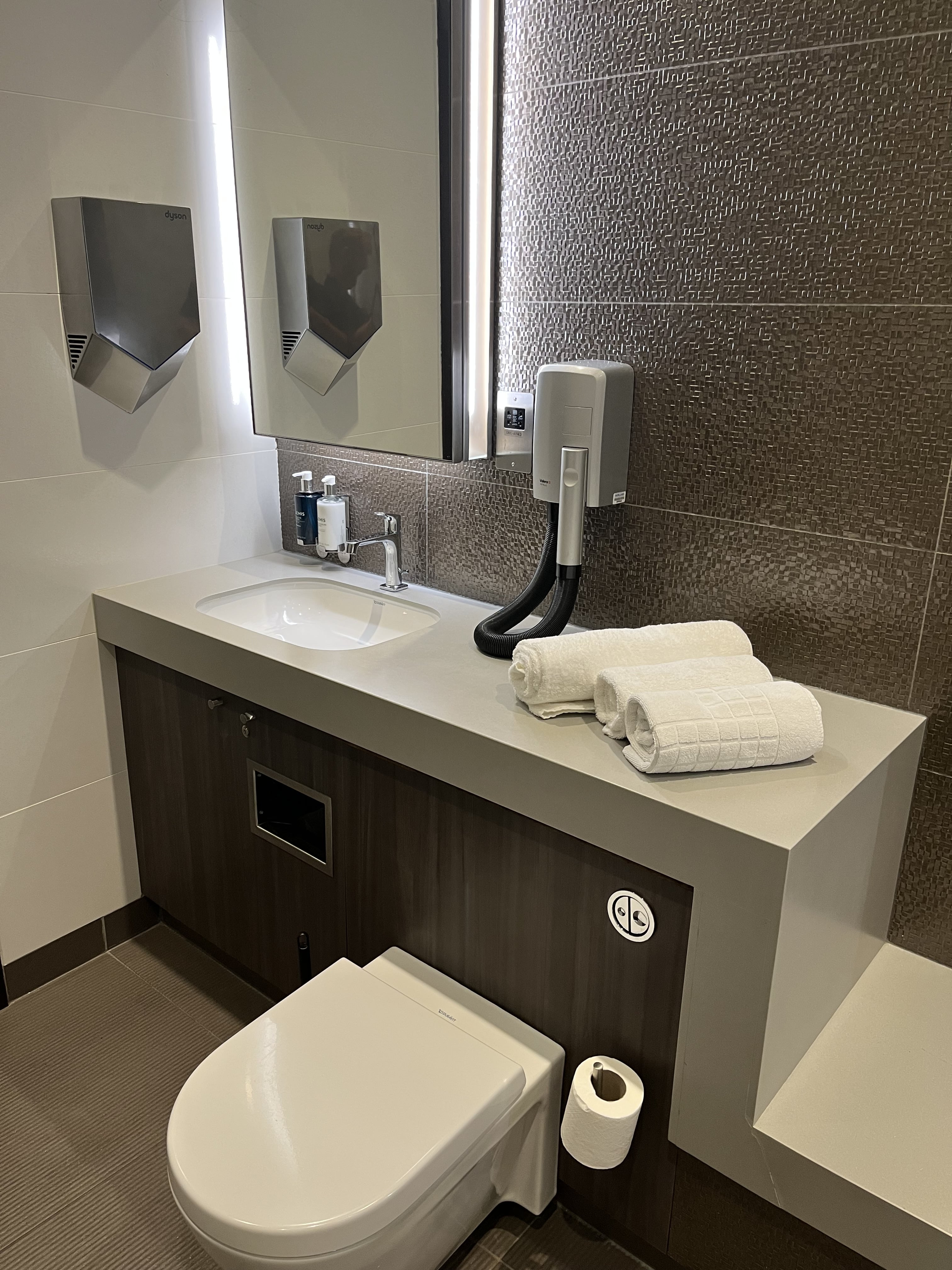 Neil Scrivener reviews the British Airways First and Business Class at Gatwick Airport's South Terminal - available to Club World and OneWorld passengers.