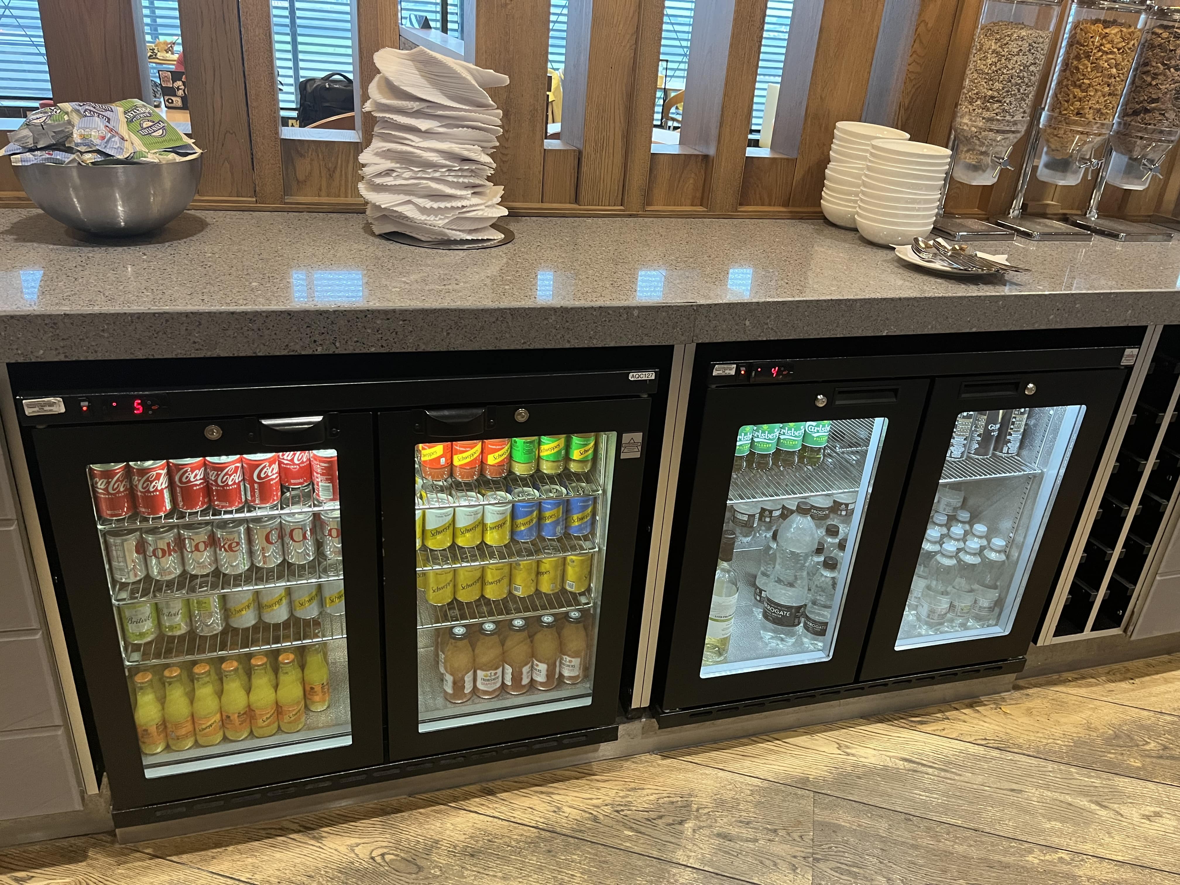 ✈️ Aer Lingus Lounge at Heathrow Terminal 2 – A hidden gem or just another airline lounge? 🛋️ With comfortable seating, a variety of food options, and a relaxed atmosphere, this lounge provides a solid pre-flight experience. 🍽️✨ While it may not be the most extravagant, it offers a decent place to unwind. Does it stand out, or is it just another stop? ✨