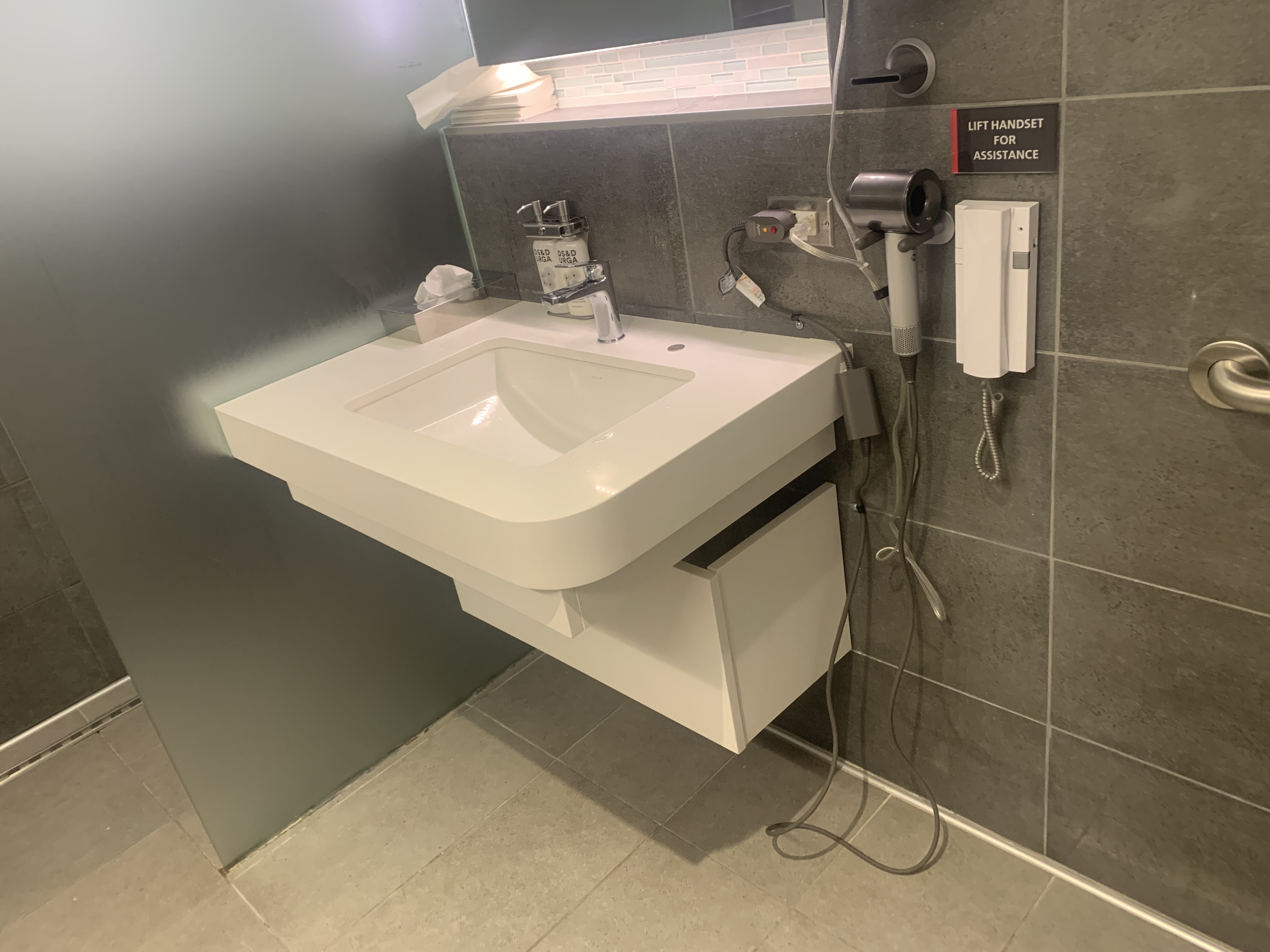 Neil Scrivener reviews The Greenwich Lounge in JFK's Terminal 8 (New York), available to those traveling Business Class.