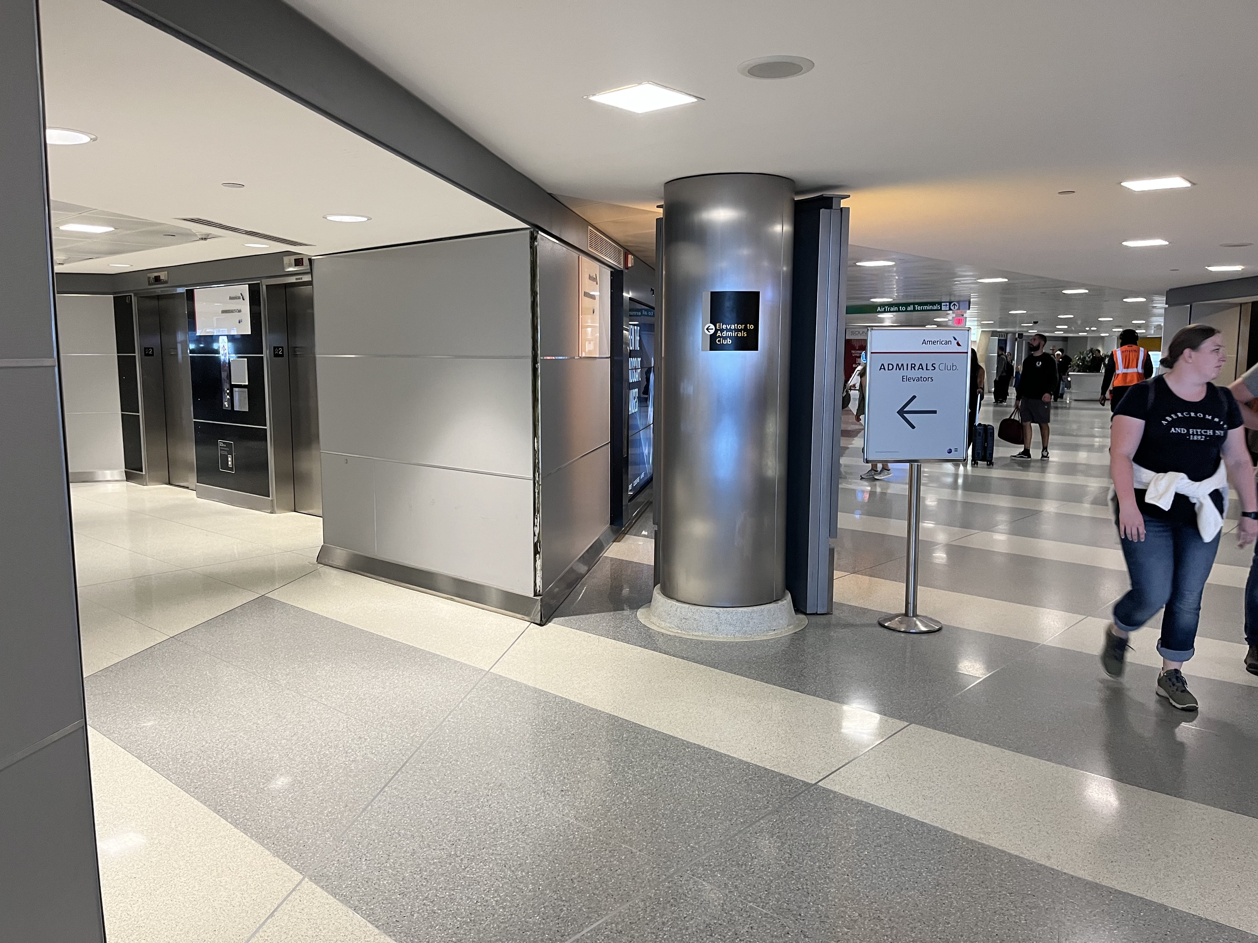 Neil Scrivener reviews the American Airlines Admirals Club JFK's Terminal 8. John F Kennedy Airport, New York - open to OneWorld members.