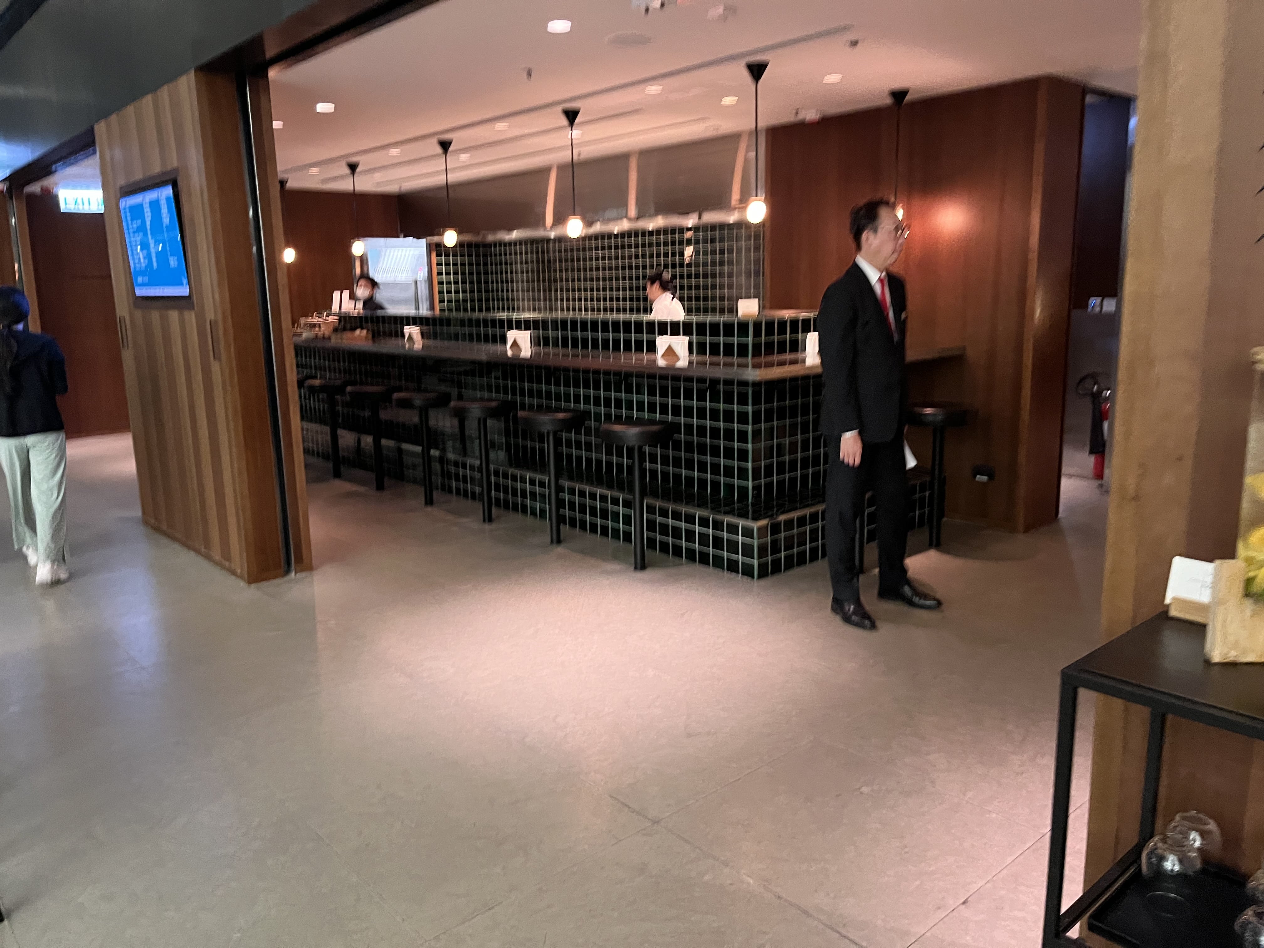 Neil Scrivener reviews Cathay Pacific's The Deck, in Hong Kong's International Airport (HKG).