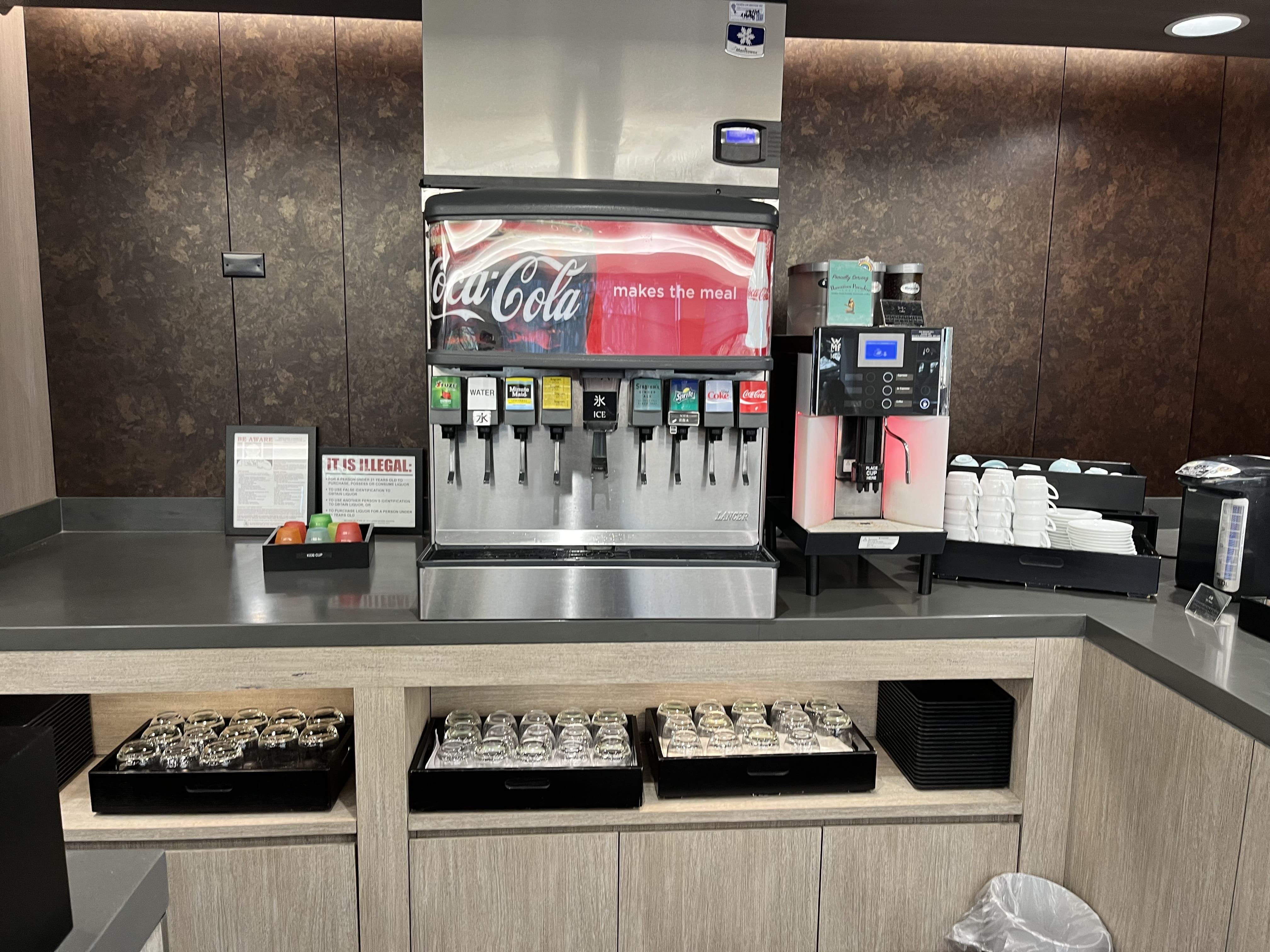 Neil Scrivener reviews the JAL (Japan Airlines) Sakura Lounge in Daniel K. Inouye International Airport (HNL).