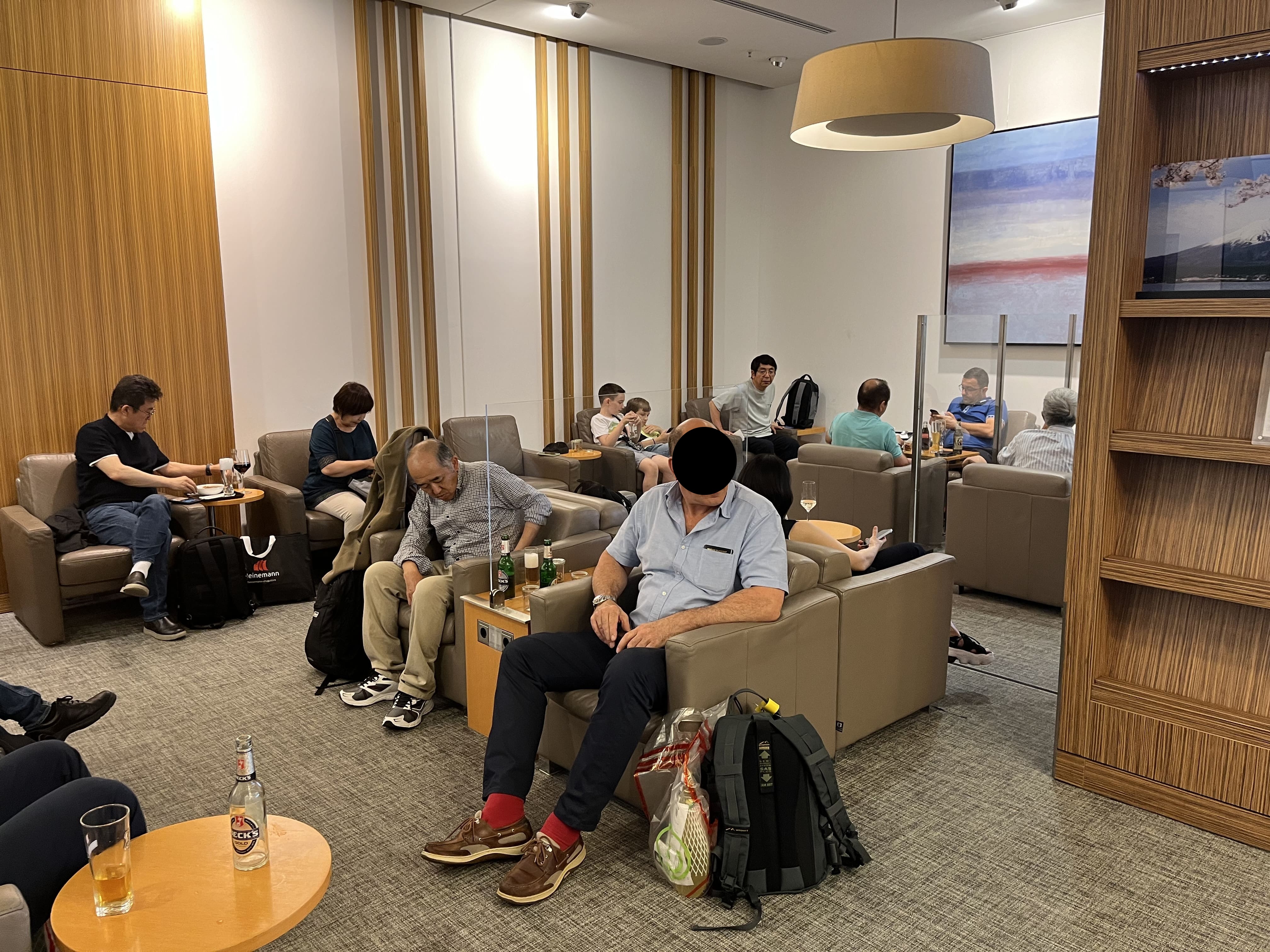 Neil Scrivener reviews the JAL Business Class/Sakura Lounge and First Class Lounge in Frankfurt Airport's Terminal 2. 