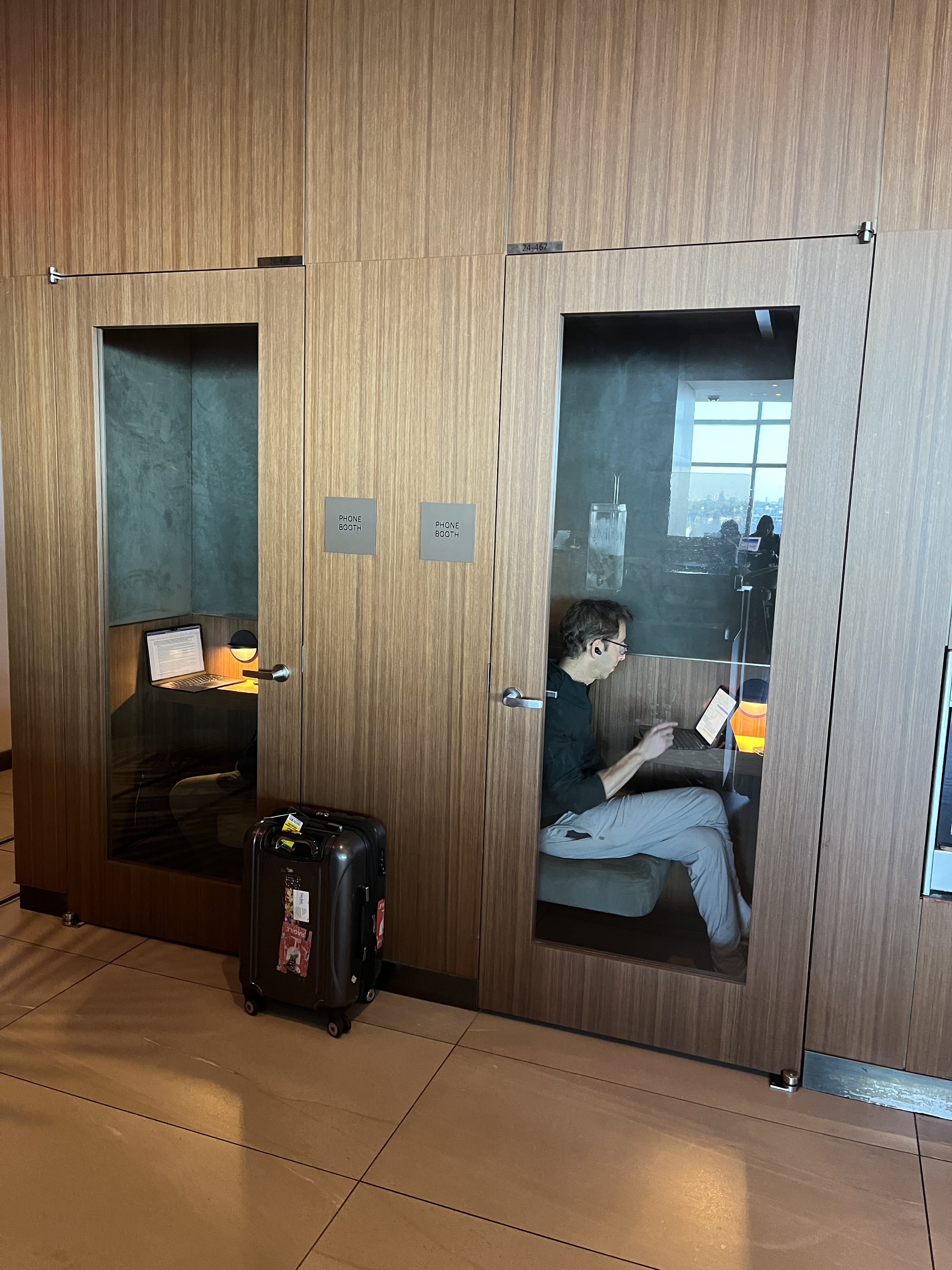 Neil Scrivener reviews the American Airlines/British Airways Soho Lounge in JFK's Terminal 8 - New York John F Kennedy Airport.