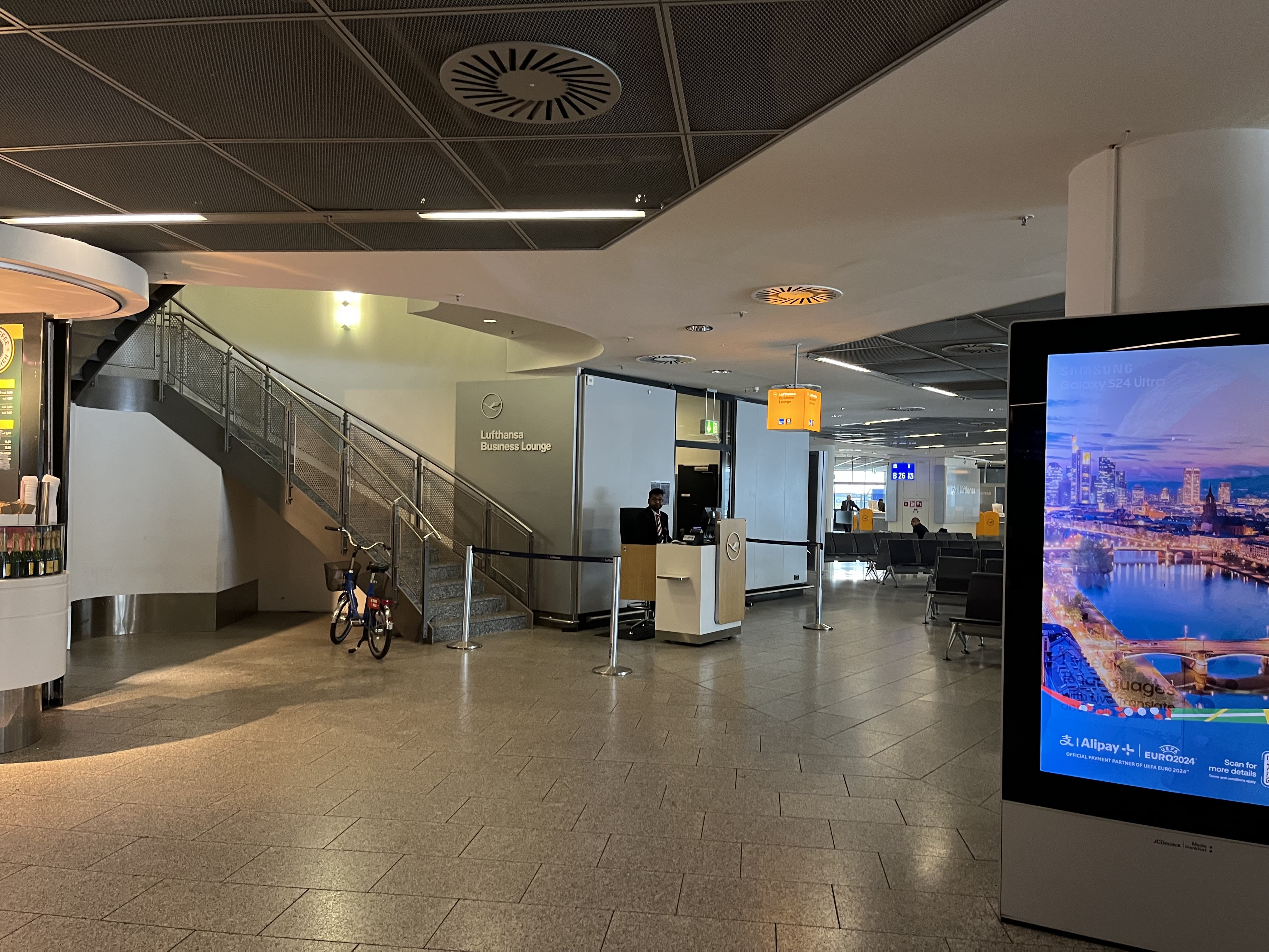 Neil Scrivener reviews the Lufthansa Business Class Lounge by Gate B24 in Frankfurt's Airport (FRA).