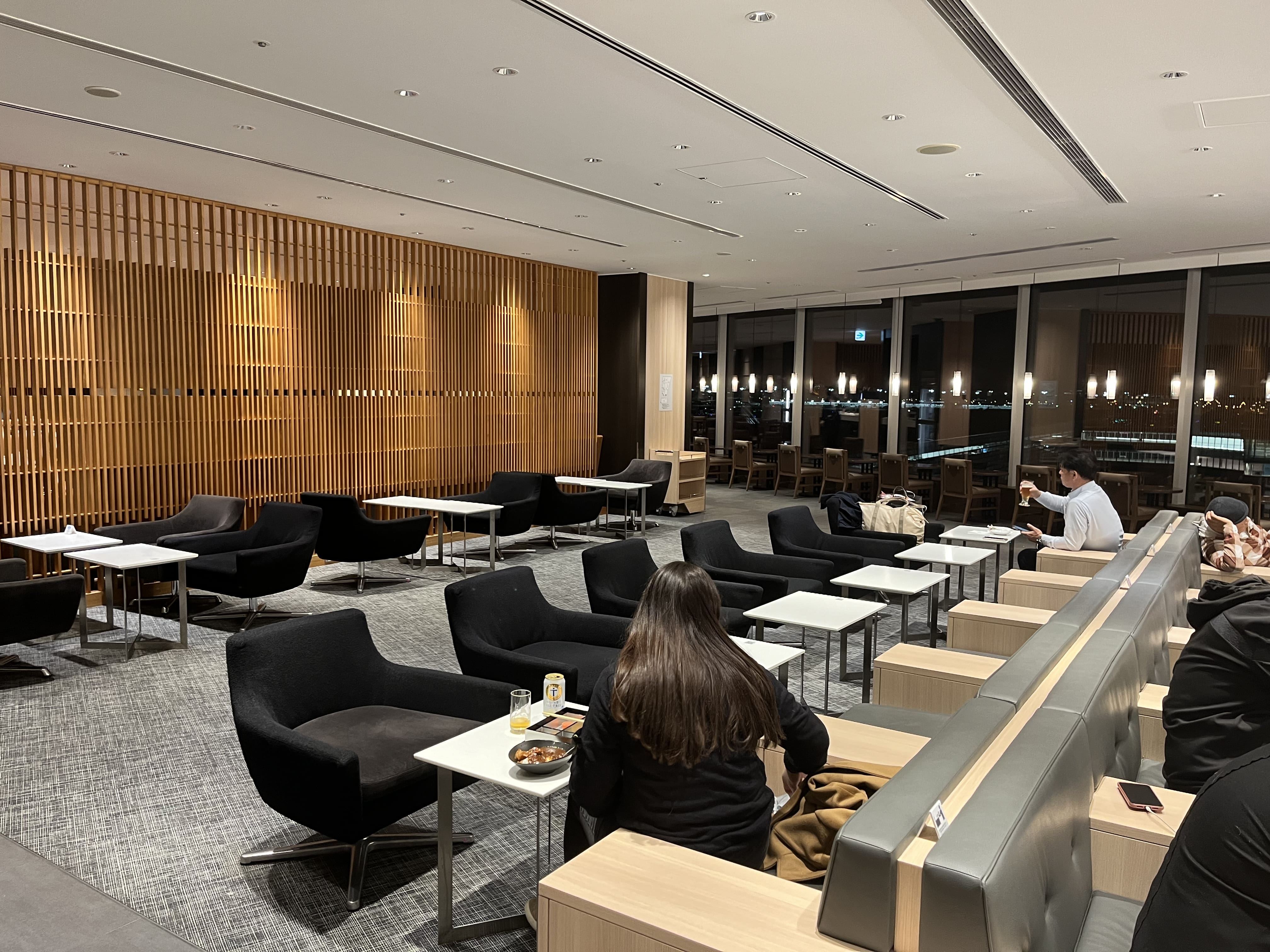Neil Scrivener reviews the JAL Sakura Sky View Lounge (Business Class) in Terminal 3 of Tokyo's Haneda Airport, also available to OneWorld members.