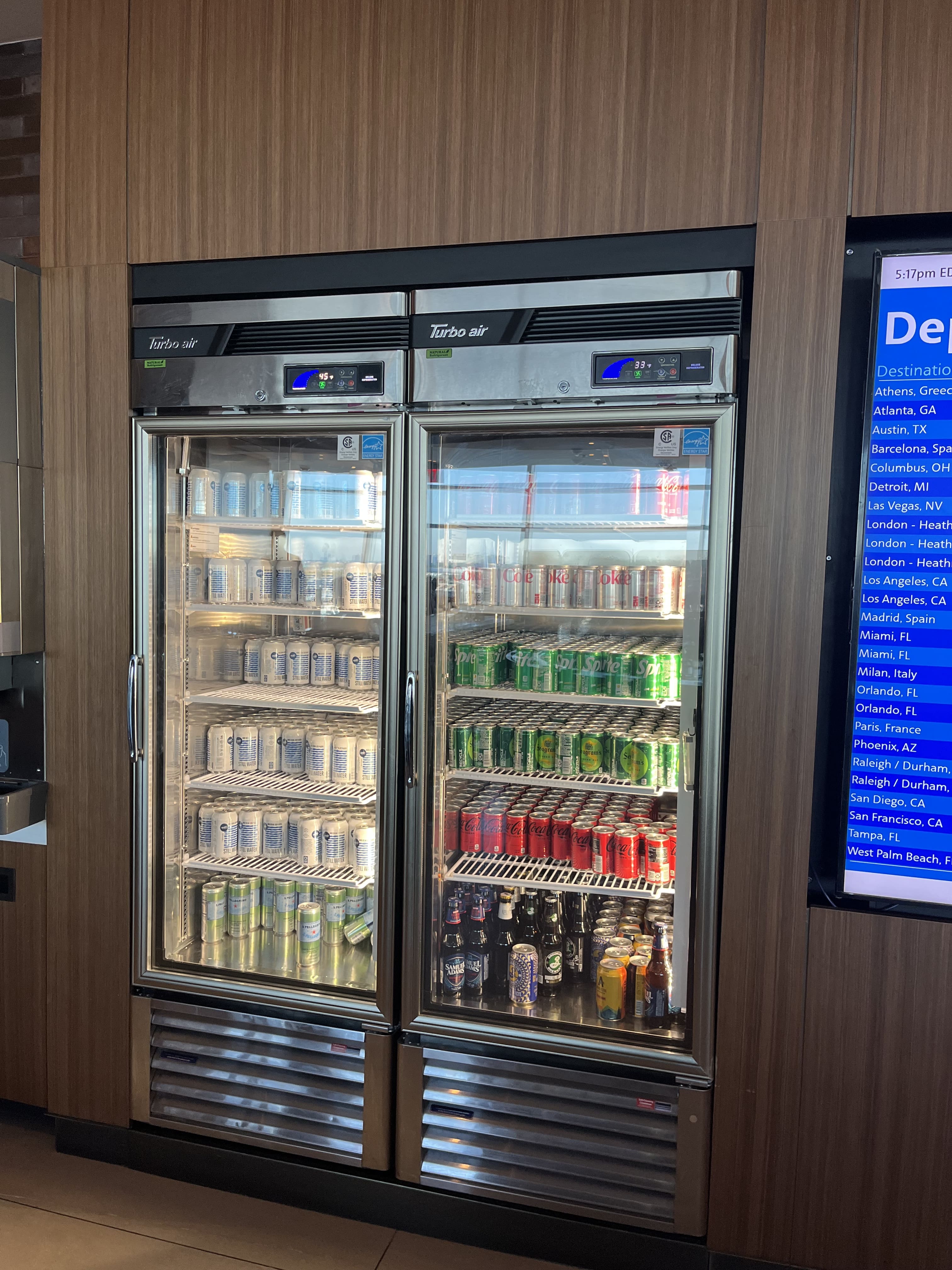 Neil Scrivener reviews the American Airlines/British Airways Soho Lounge in JFK's Terminal 8 - New York John F Kennedy Airport.