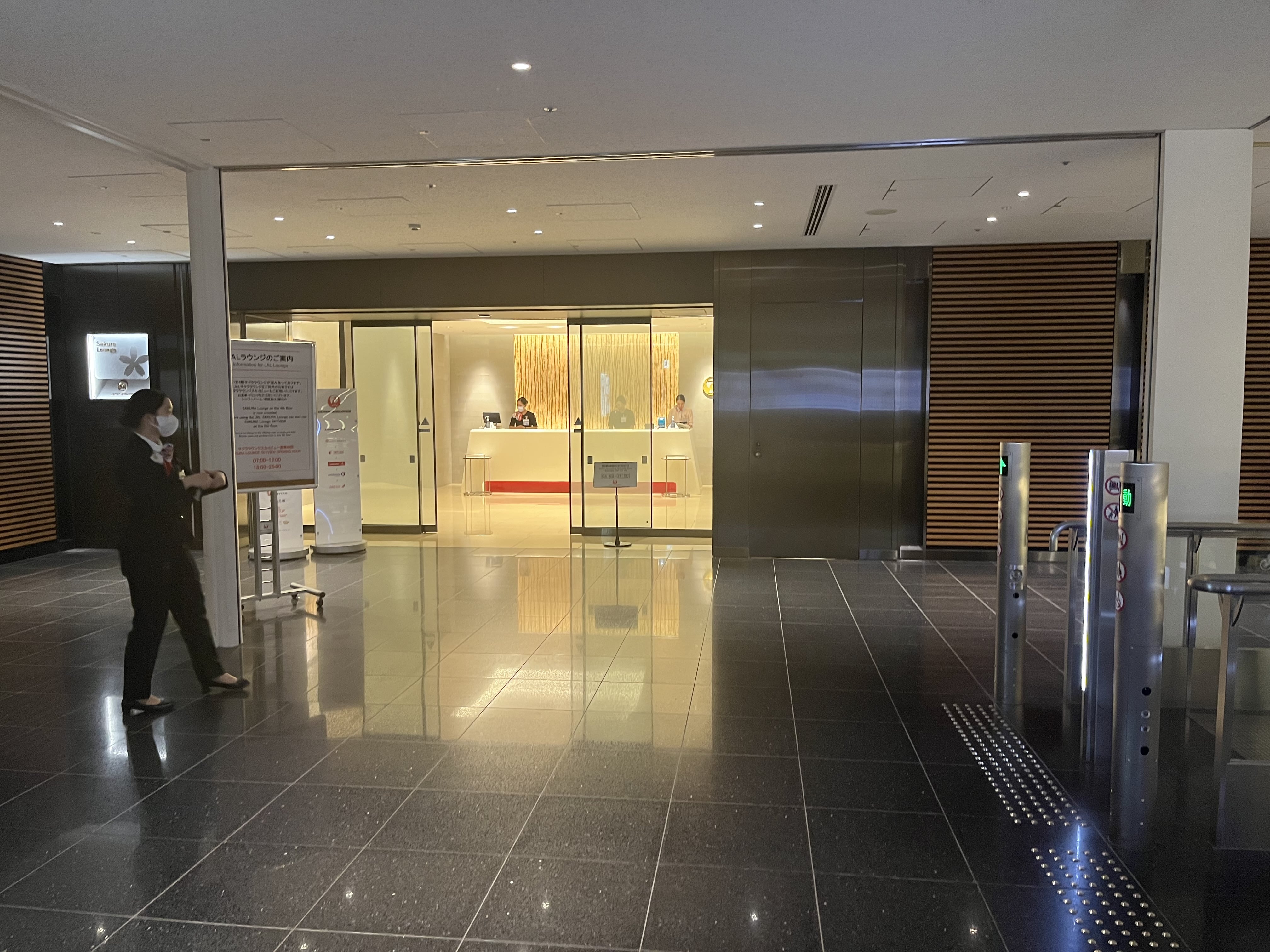 Neil Scrivener reviews the JAL Sakura Lounge (Business Class) in Terminal 3 of Tokyo's Haneda Airport, also available to OneWorld members.