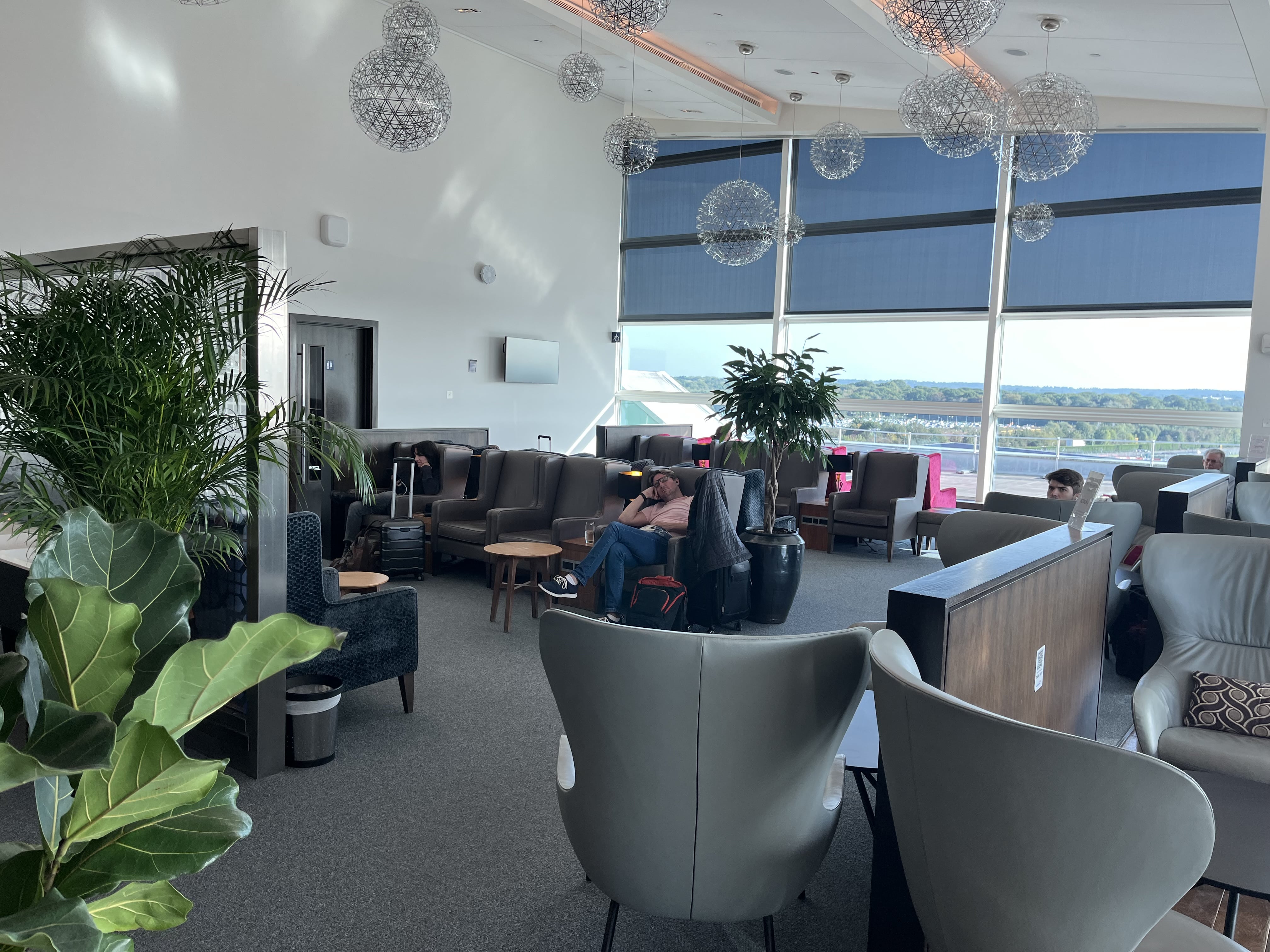 Neil Scrivener reviews the British Airways First and Business Class at Gatwick Airport's South Terminal - available to Club World and OneWorld passengers.