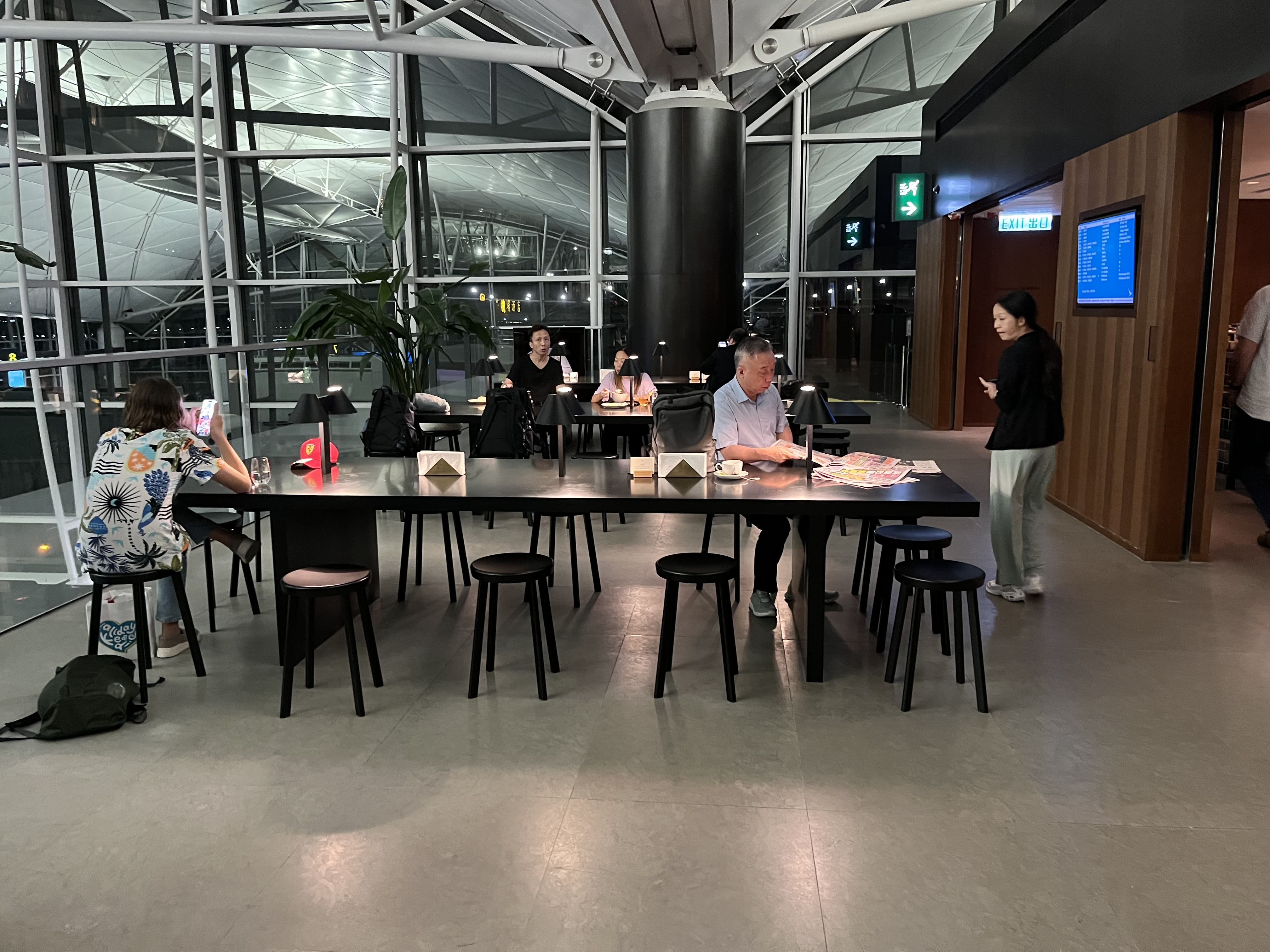 Neil Scrivener reviews Cathay Pacific's The Deck, in Hong Kong's International Airport (HKG).