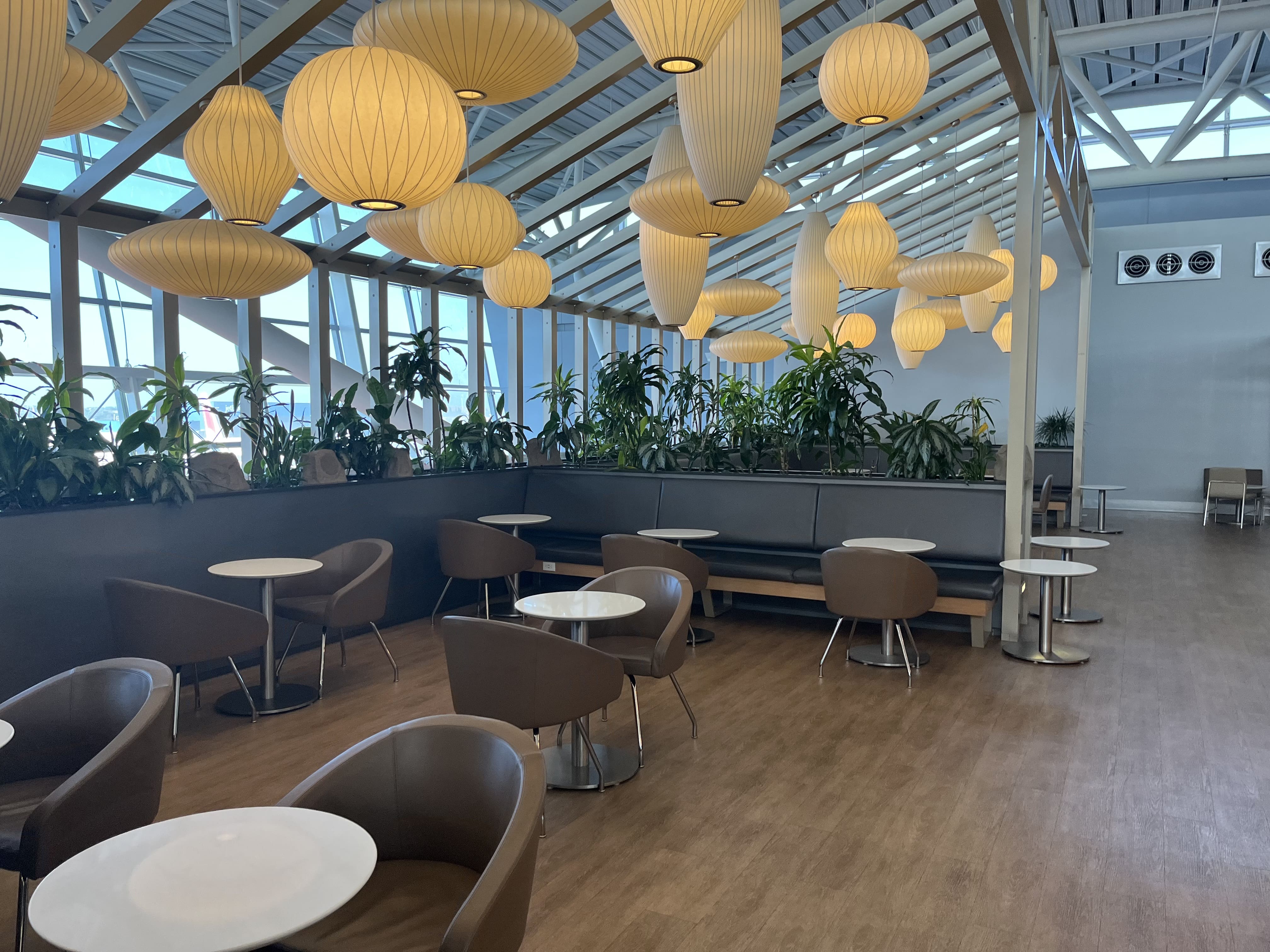 Neil Scrivener reviews The Greenwich Lounge in JFK's Terminal 8 (New York), available to those traveling Business Class.