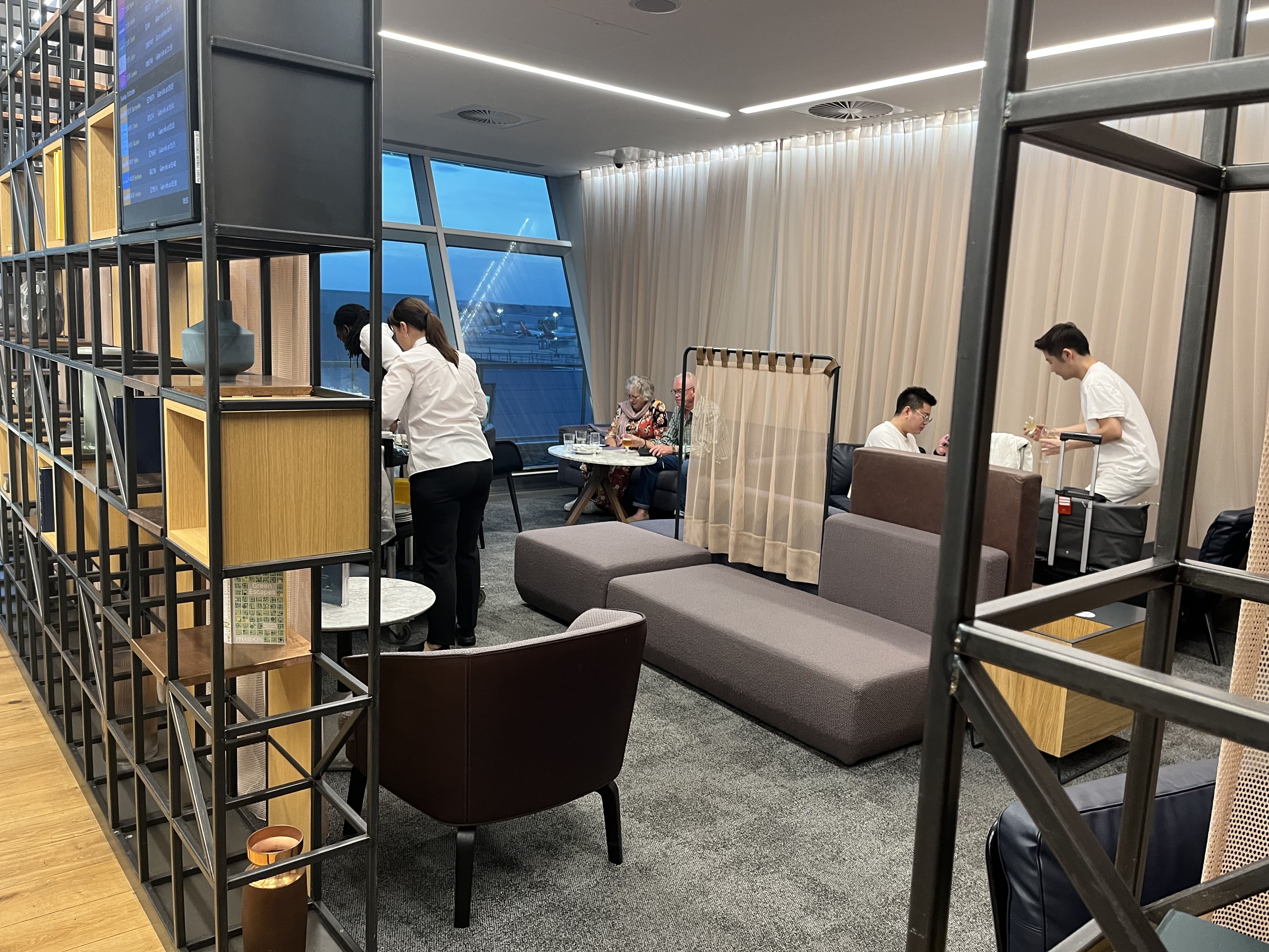 Neil Scrivener reviews the Aspire Club airport lounge in Gatwick's South Terminal. Available to Priority Pass and American Express Platinum Card holders.