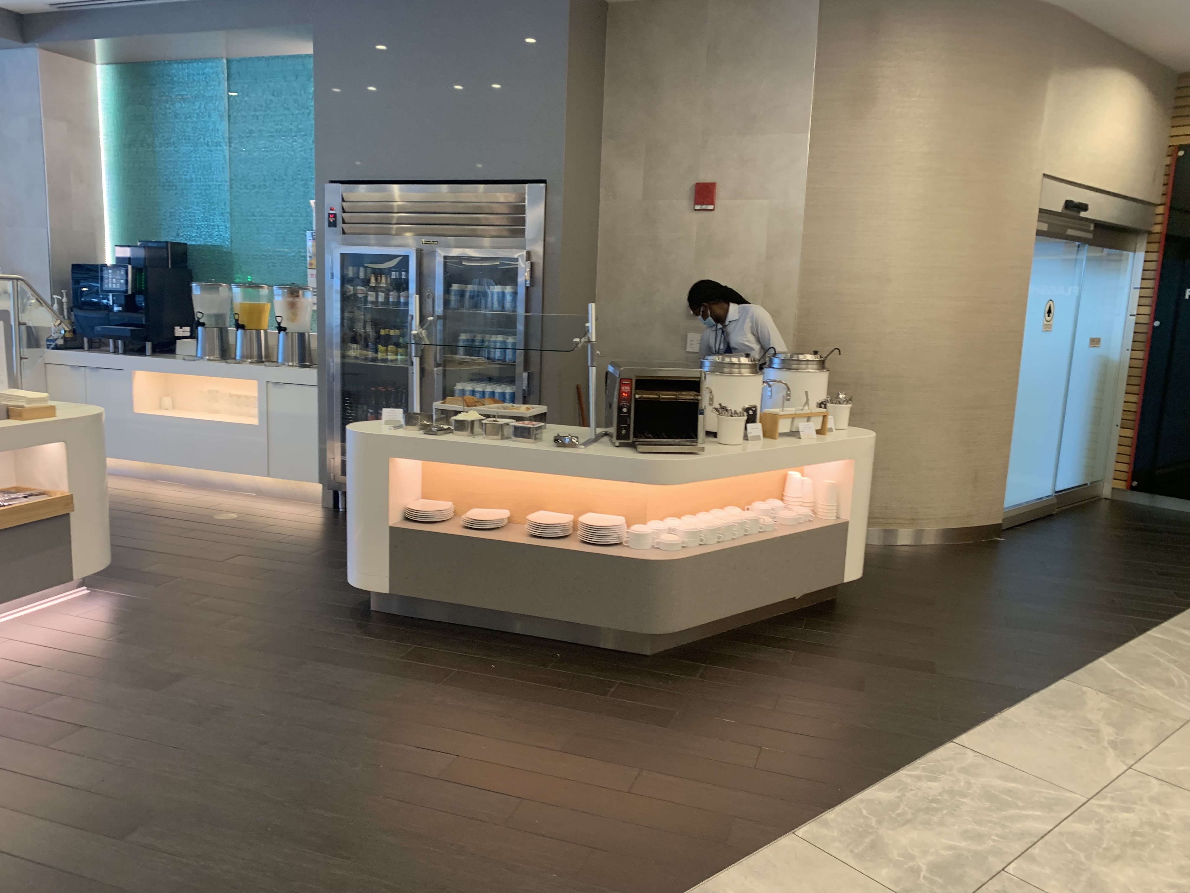 Neil Scrivener reviews The Greenwich Lounge in JFK's Terminal 8 (New York), available to those traveling Business Class.