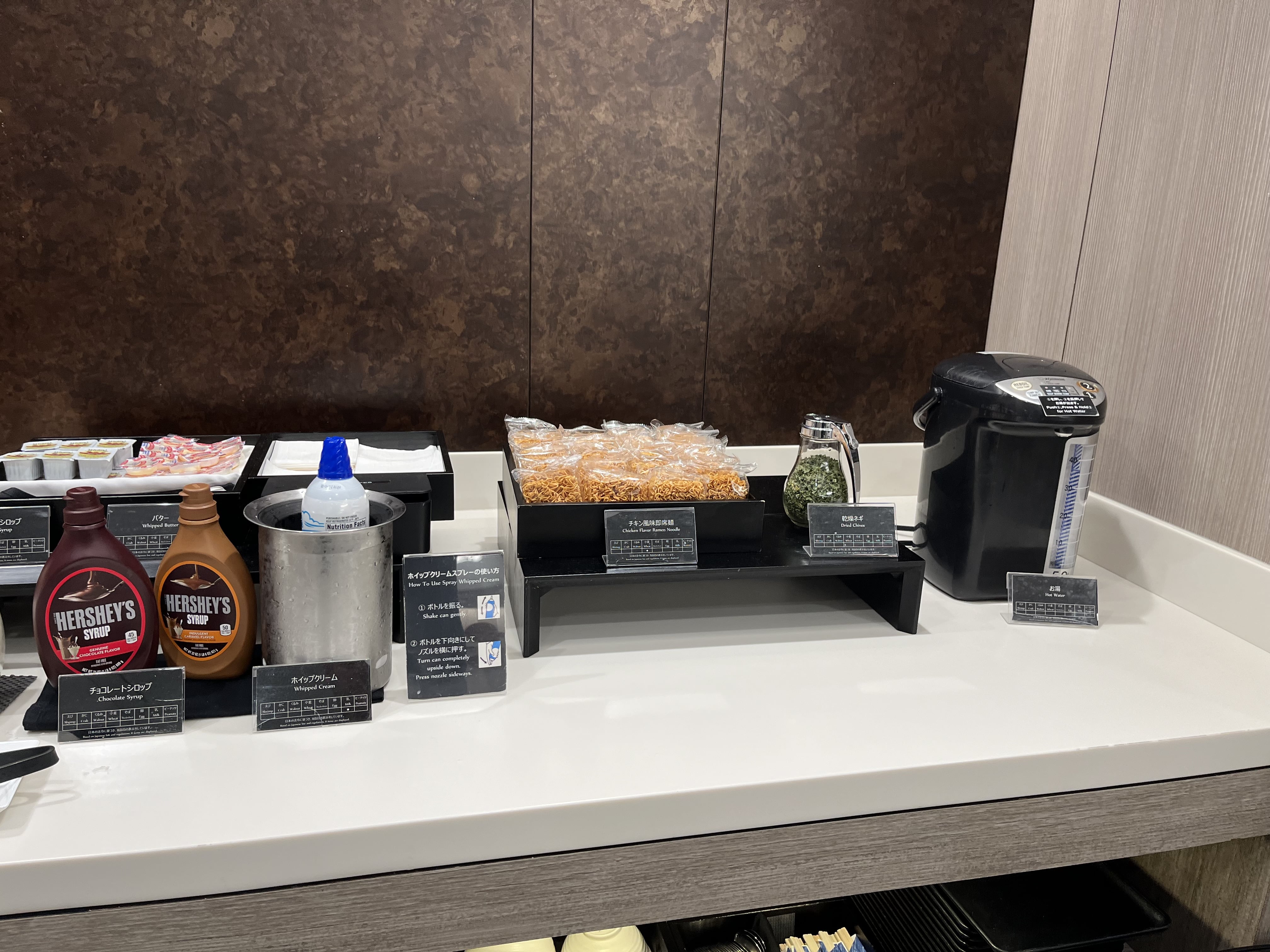 Neil Scrivener reviews the JAL (Japan Airlines) Sakura Lounge in Daniel K. Inouye International Airport (HNL).