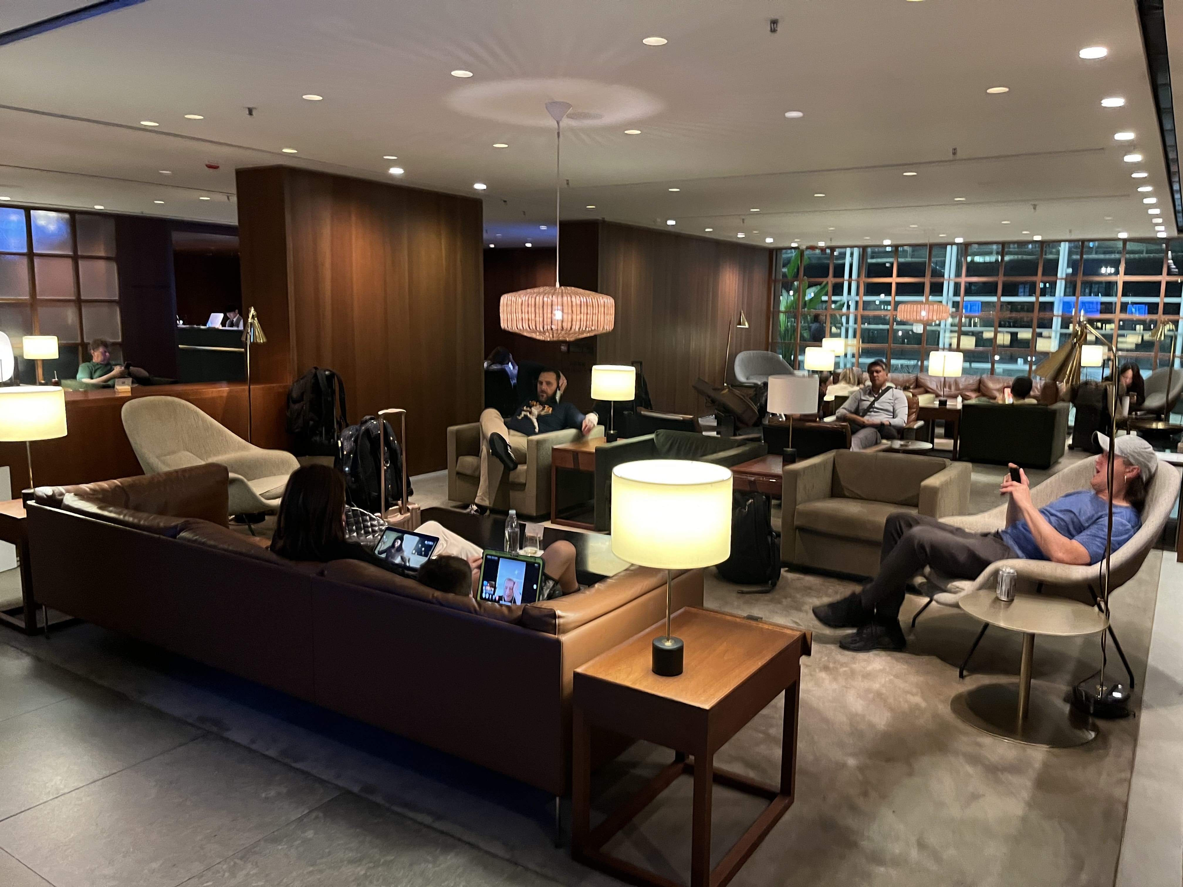 Neil Scrivener reviews Cathay Pacific's The Deck, in Hong Kong's International Airport (HKG).