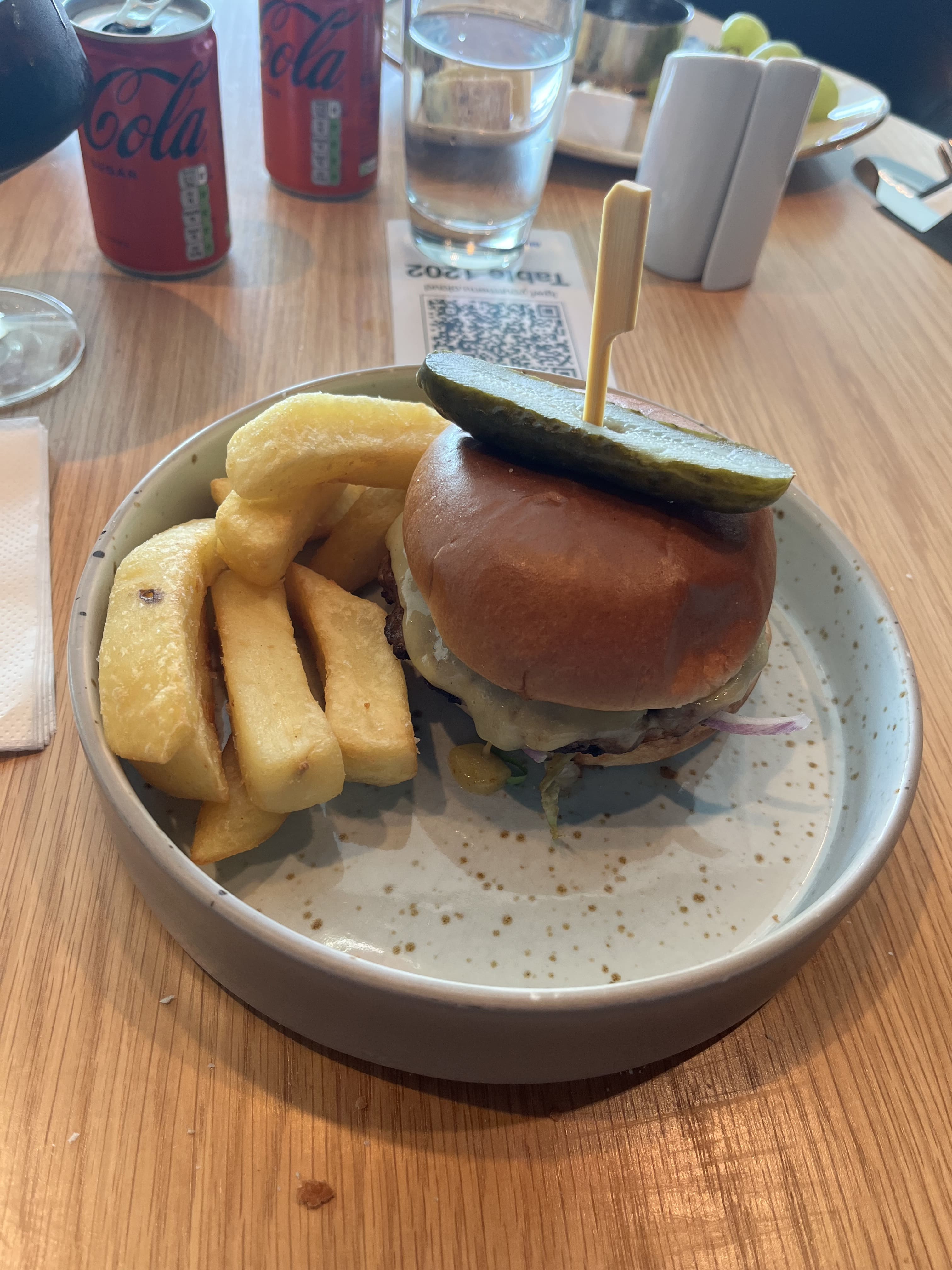 Neil Scrivener reviews the British Airways First and Business Class at Gatwick Airport's South Terminal - available to Club World and OneWorld passengers.