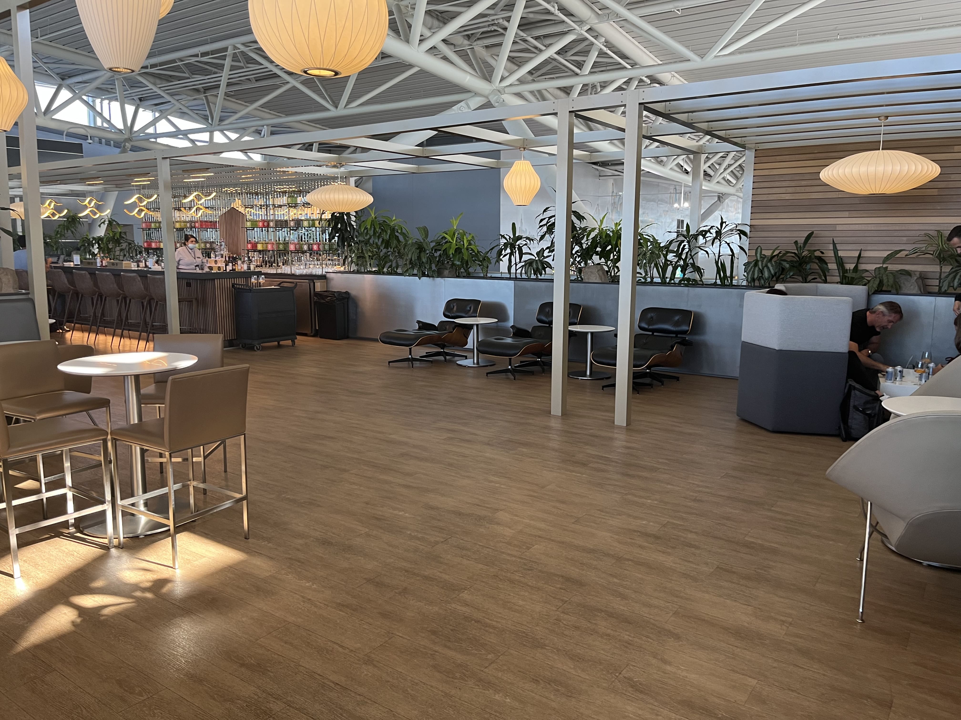 Neil Scrivener reviews The Greenwich Lounge in JFK's Terminal 8 (New York), available to those traveling Business Class.