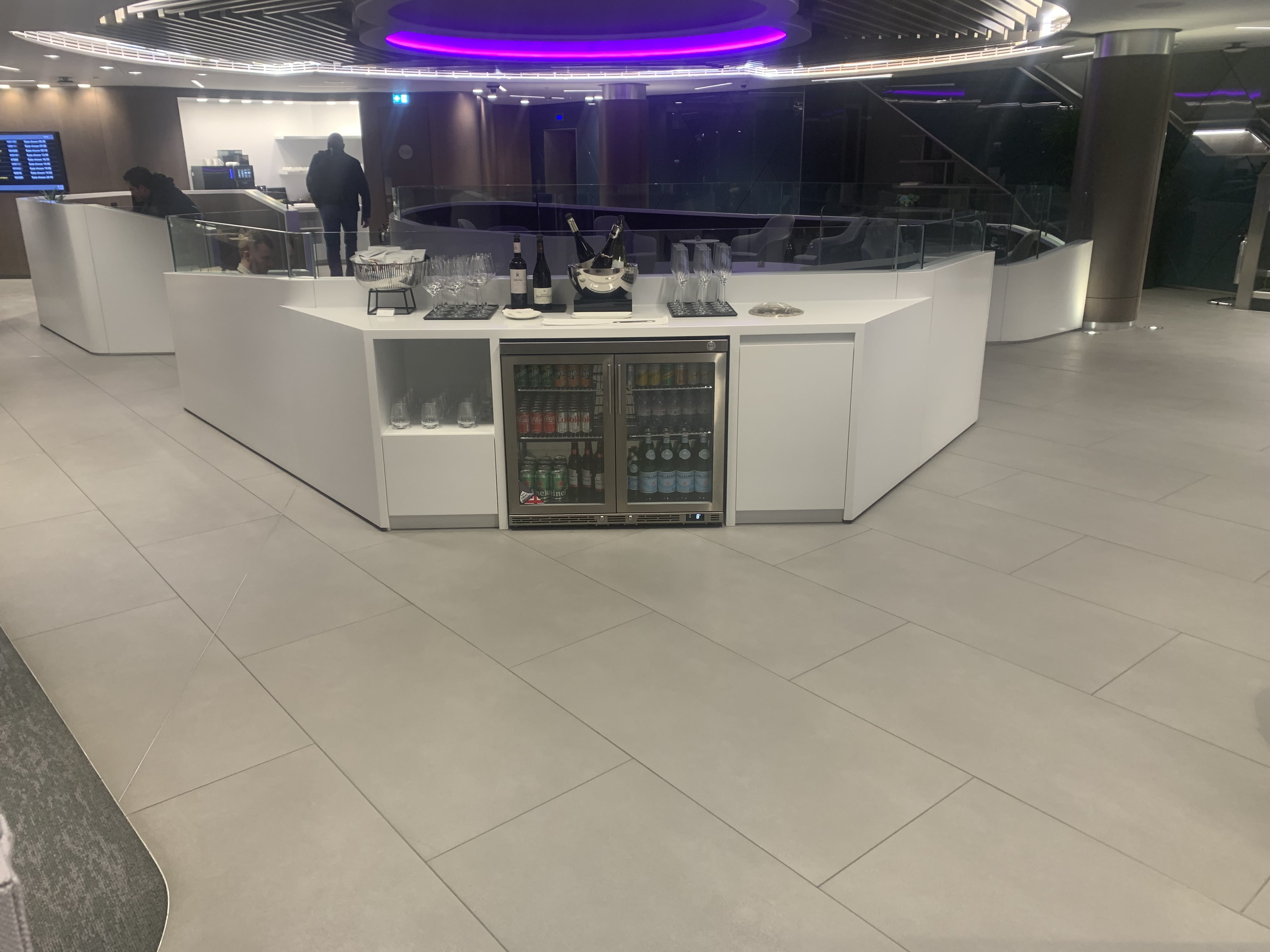 Neil Scrivener reviews the Qatar Airways Frequent Flyer Lounge, in Heathrow's Terminal 4.