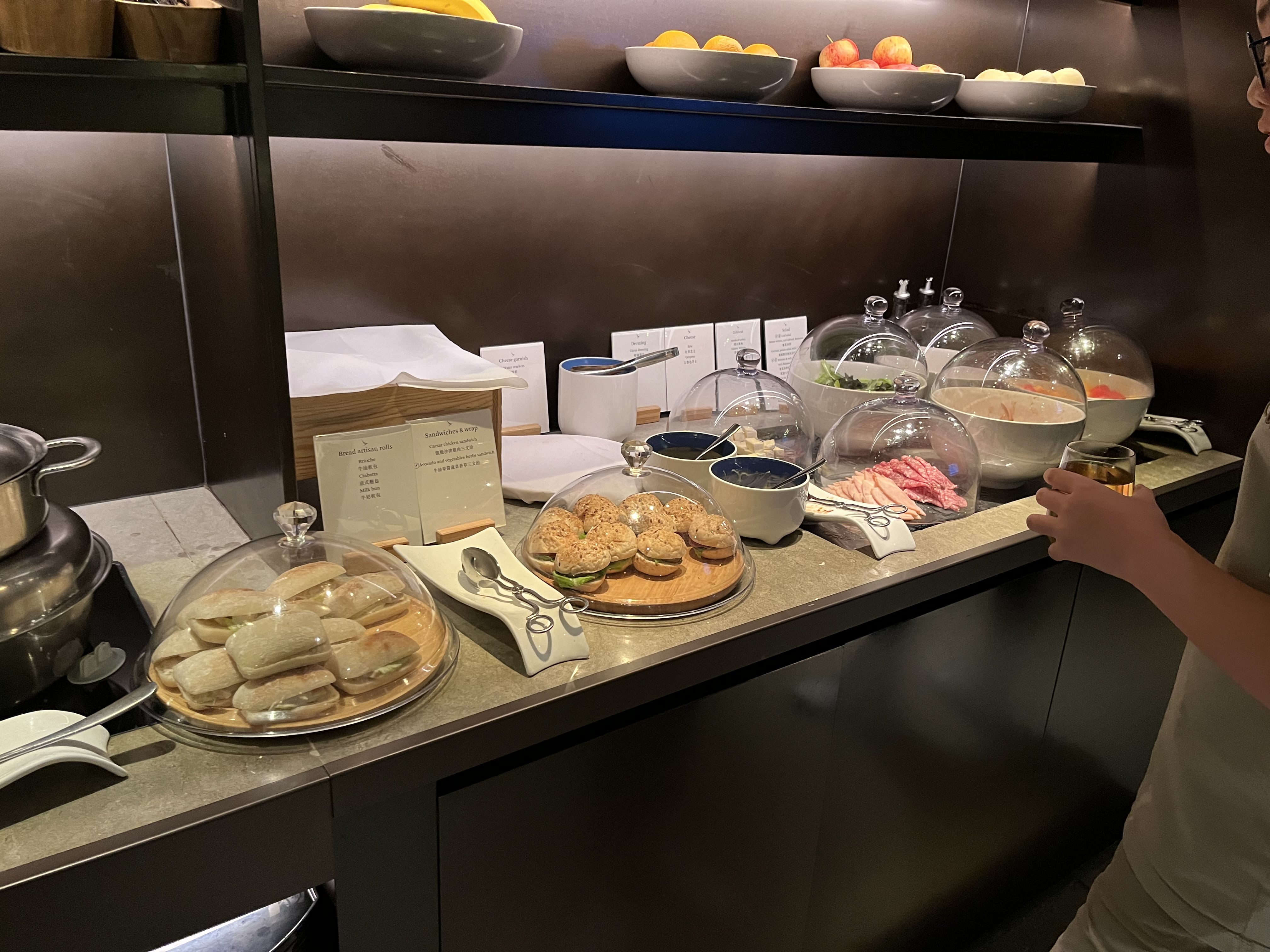 Neil Scrivener reviews Cathay Pacific's The Deck, in Hong Kong's International Airport (HKG).